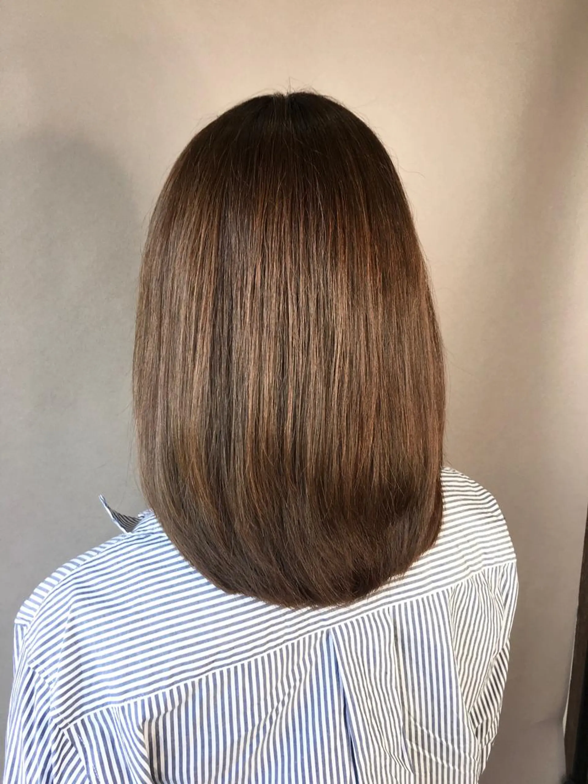 ミディアム 足立 磨咲のヘアスタイル