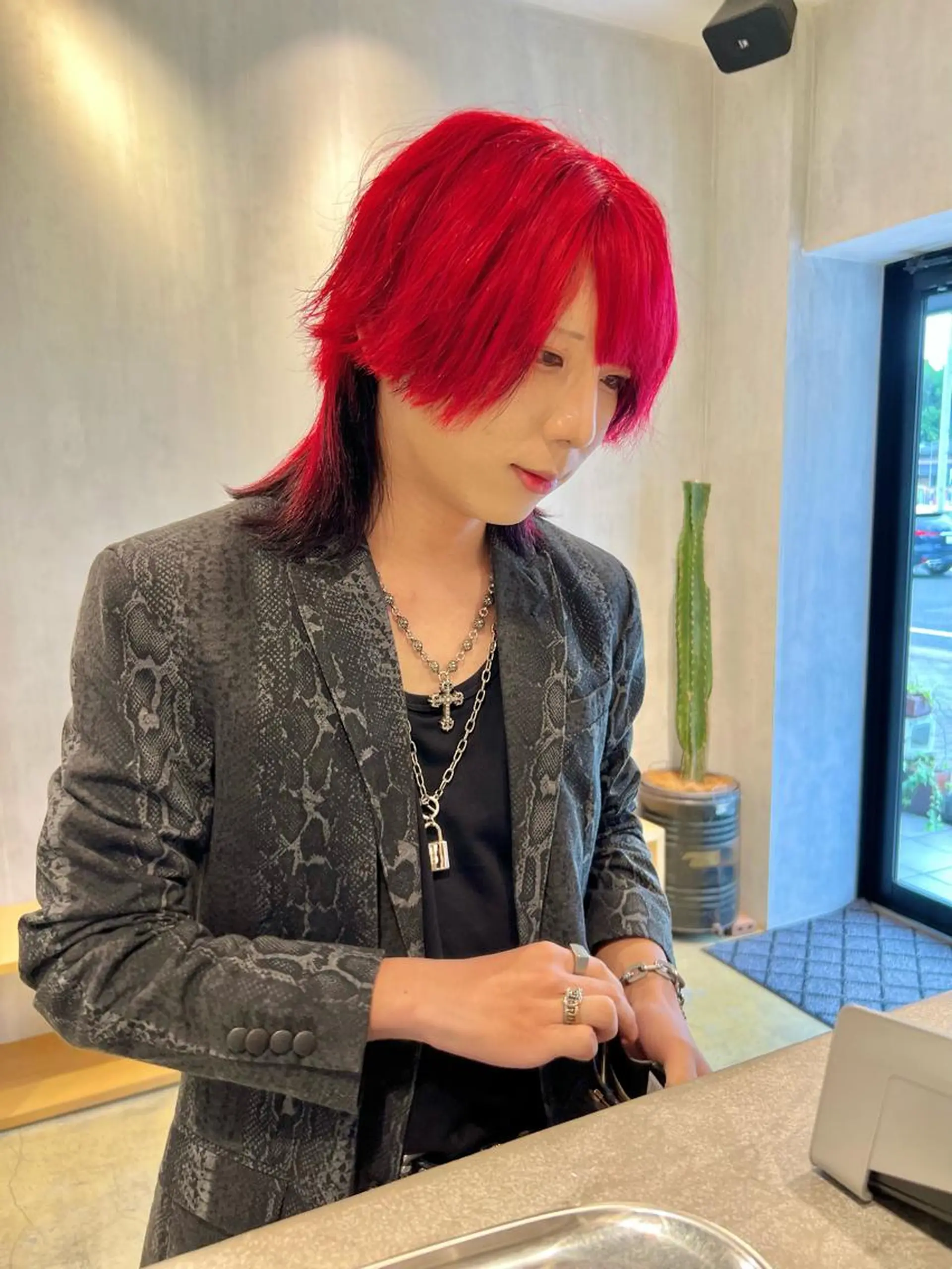 カラー メンズ メンズインナーカラー メンズウルフカット インナーカラー ウルフカット カット ヘアカラー メンズパーマ/フェ ザーパーマ/古川晴輝のヘアスタイル