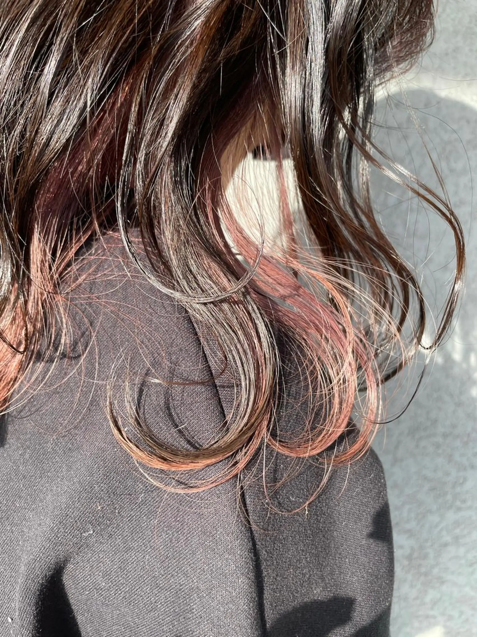 セミロング カラー インナーカラー ピンクカラー 秋元 菜摘のヘアスタイル