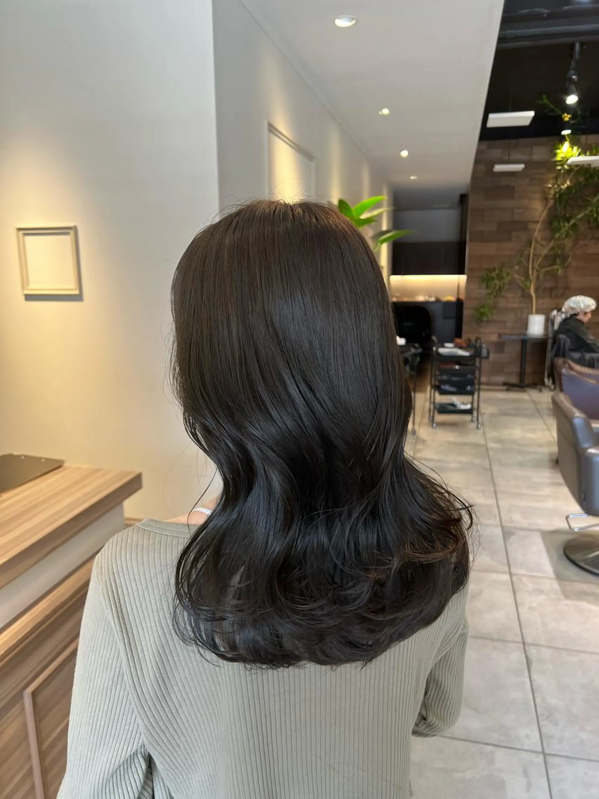 セミロング カラー ブラウンカラー 透明感カラー オリーブブラウン レイヤーカット ヘアカラー トリートメント 西村 美羽のヘアスタイル