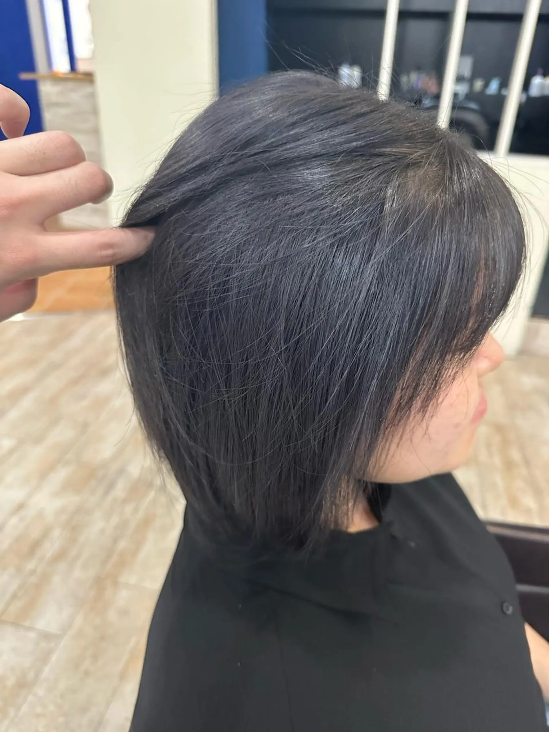ショート カラー ブリーチ 透明感カラー ダークグレー ヘアカラー トリートメント Agu  清尾 浩昭のヘアスタイル