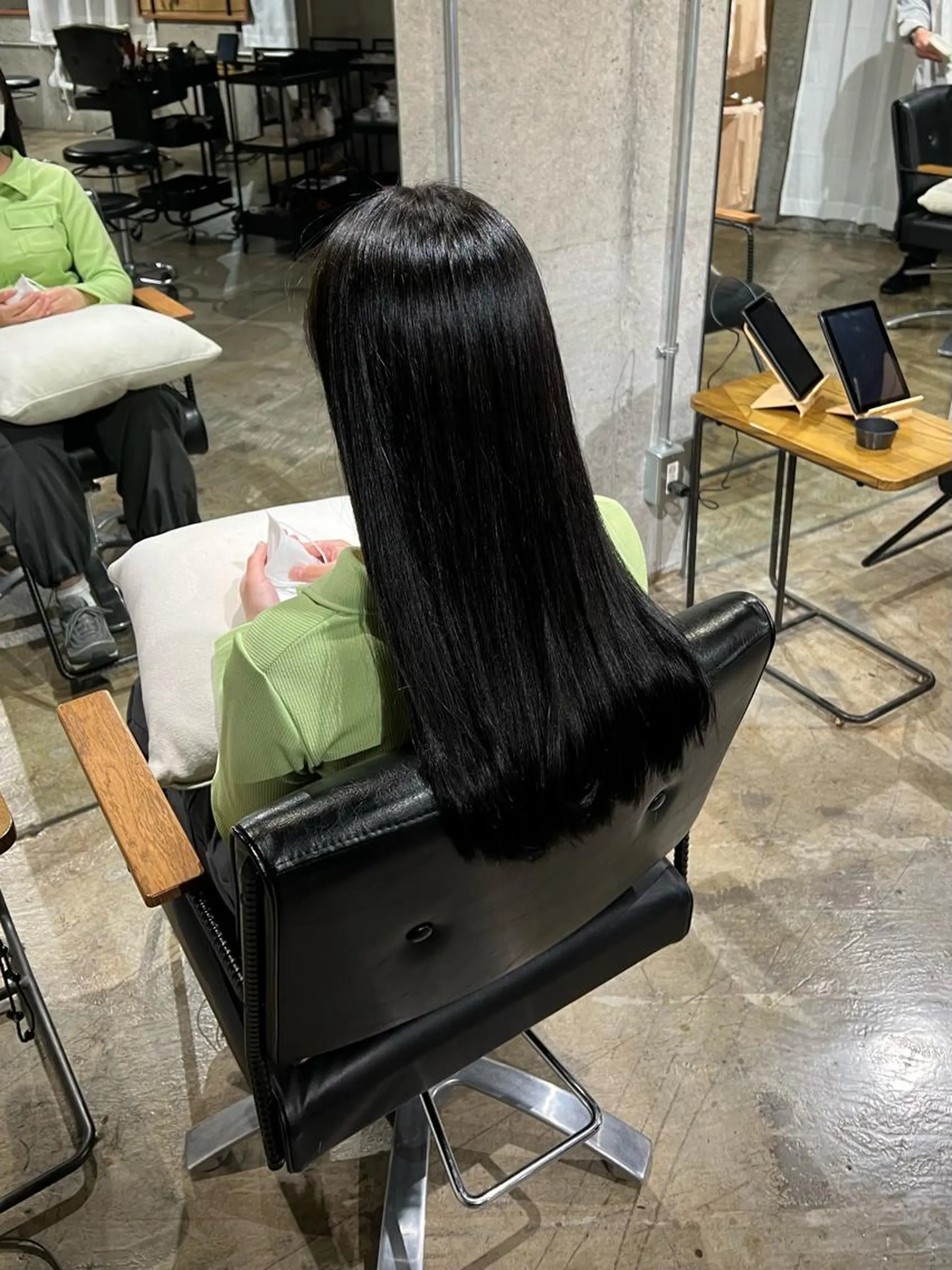 ロング カラー 黒髪 ブルーカラー ブルーブラック AmiLi HONOKAのヘアスタイル