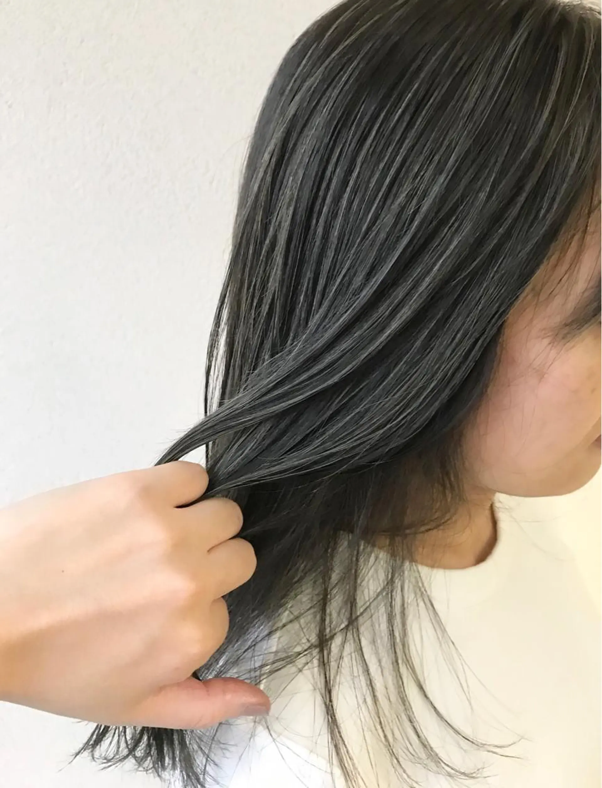 ミディアム アッシュ ハイライト 沢田 瞳のヘアスタイル