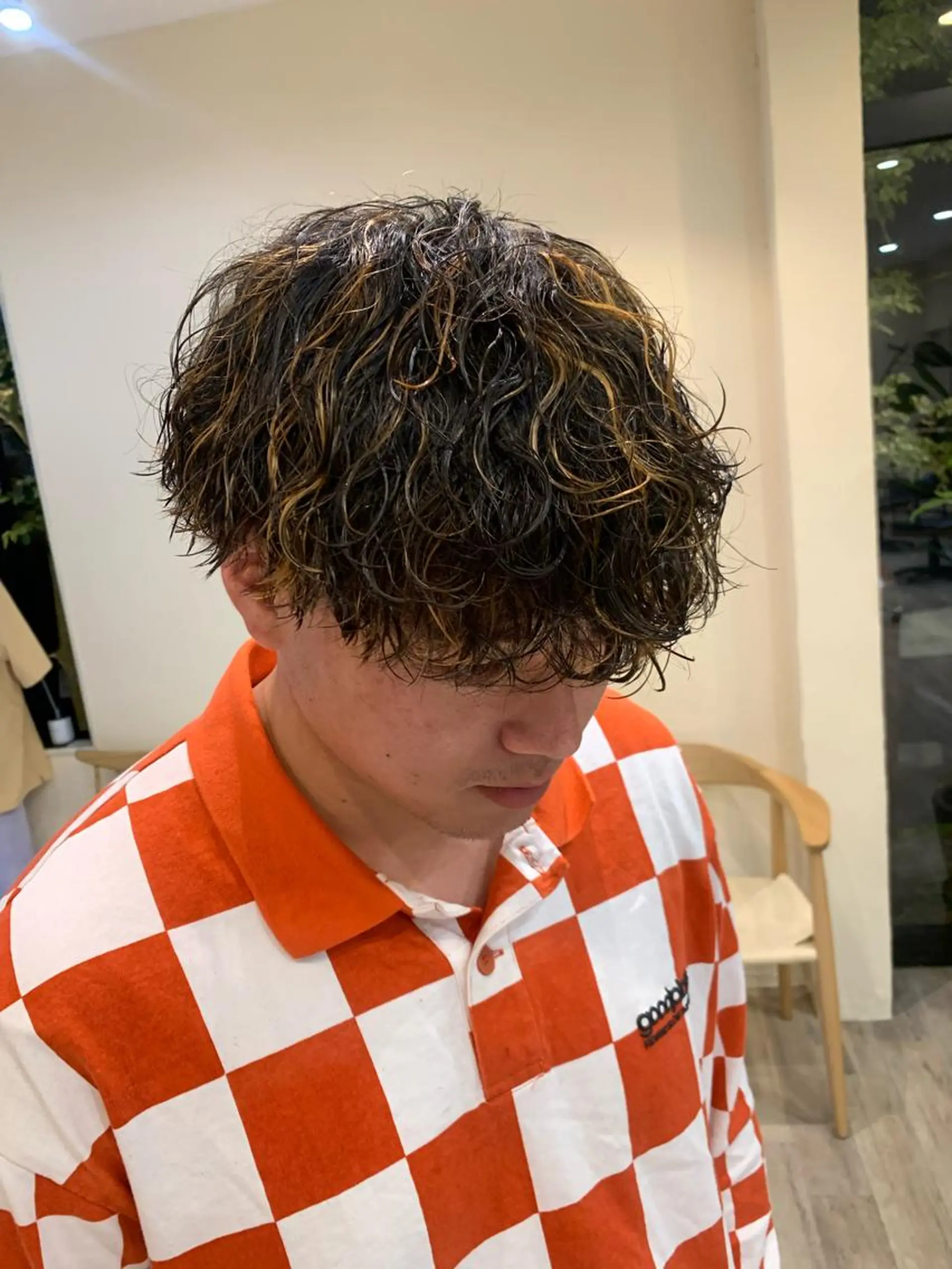 ミディアム メンズ メンズハイライト マッシュ 波巻きパーマ ハイライト Hair Design Room  SHEEFT所属・【豊橋】似合せカット SHEEFTタイガのヘアスタイル