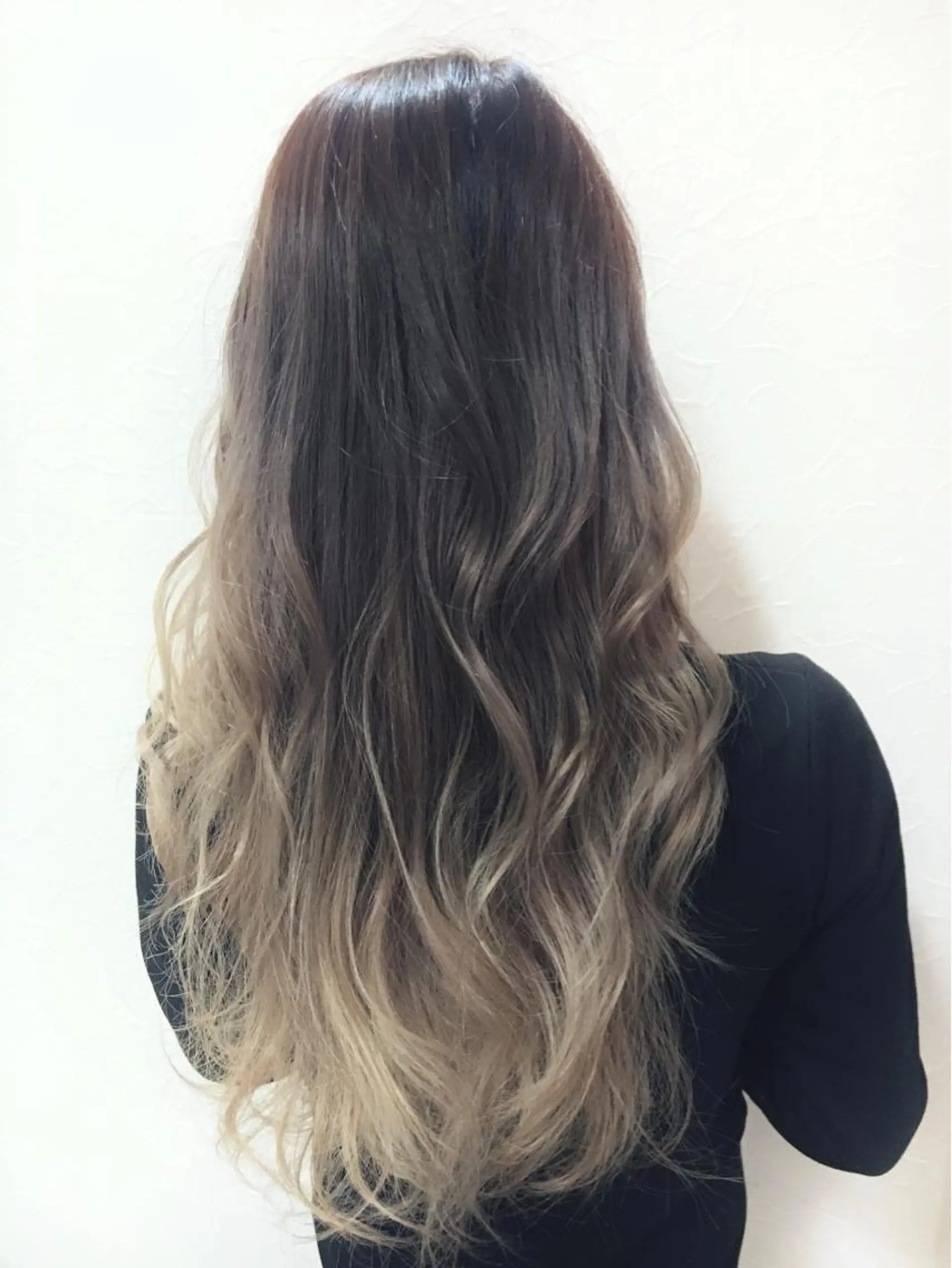 ロング カラー バレイヤージュ ベージュカラー ブリーチ グラデーションカラー バイオレットカラー 山田 守のヘアスタイル