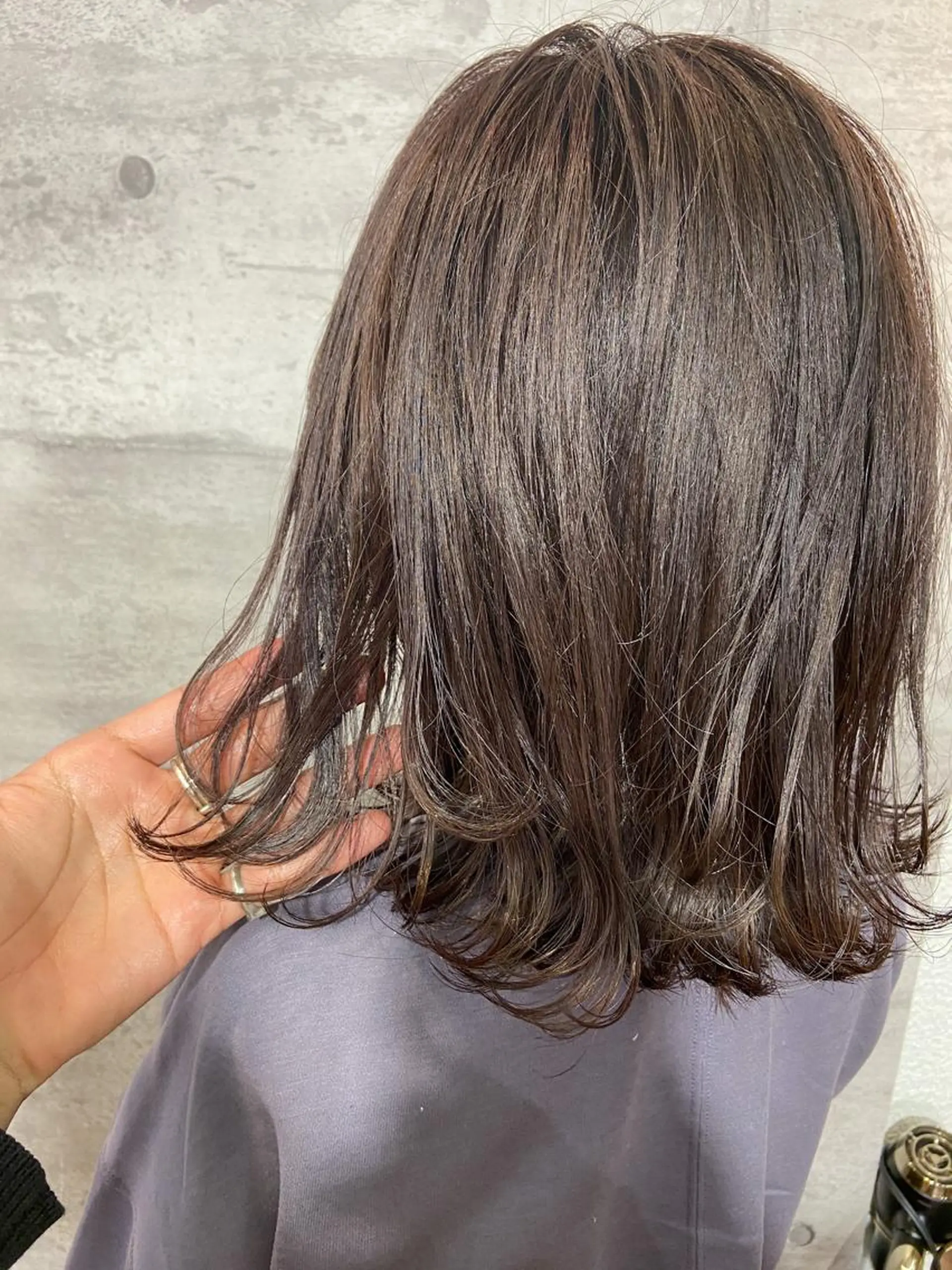 セミロング カラー アッシュ ベージュカラー 透明感カラー ココアベージュ ハイライトカラー 岡本康平/ボブ /ブリーチ/レイヤーのヘアスタイル