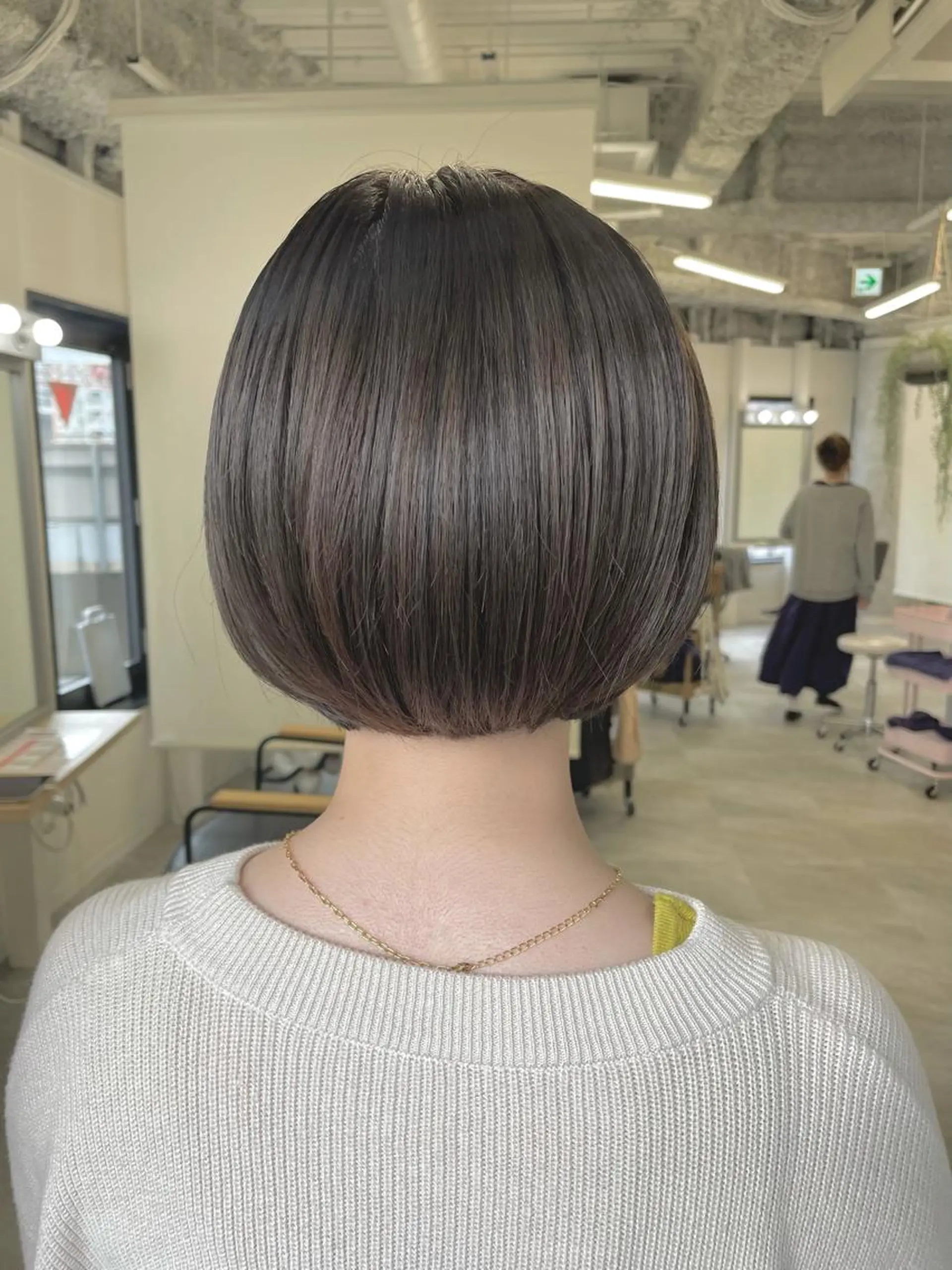 ショート カラー 肌に馴染む暗髪 梅田・増田のヘアスタイル