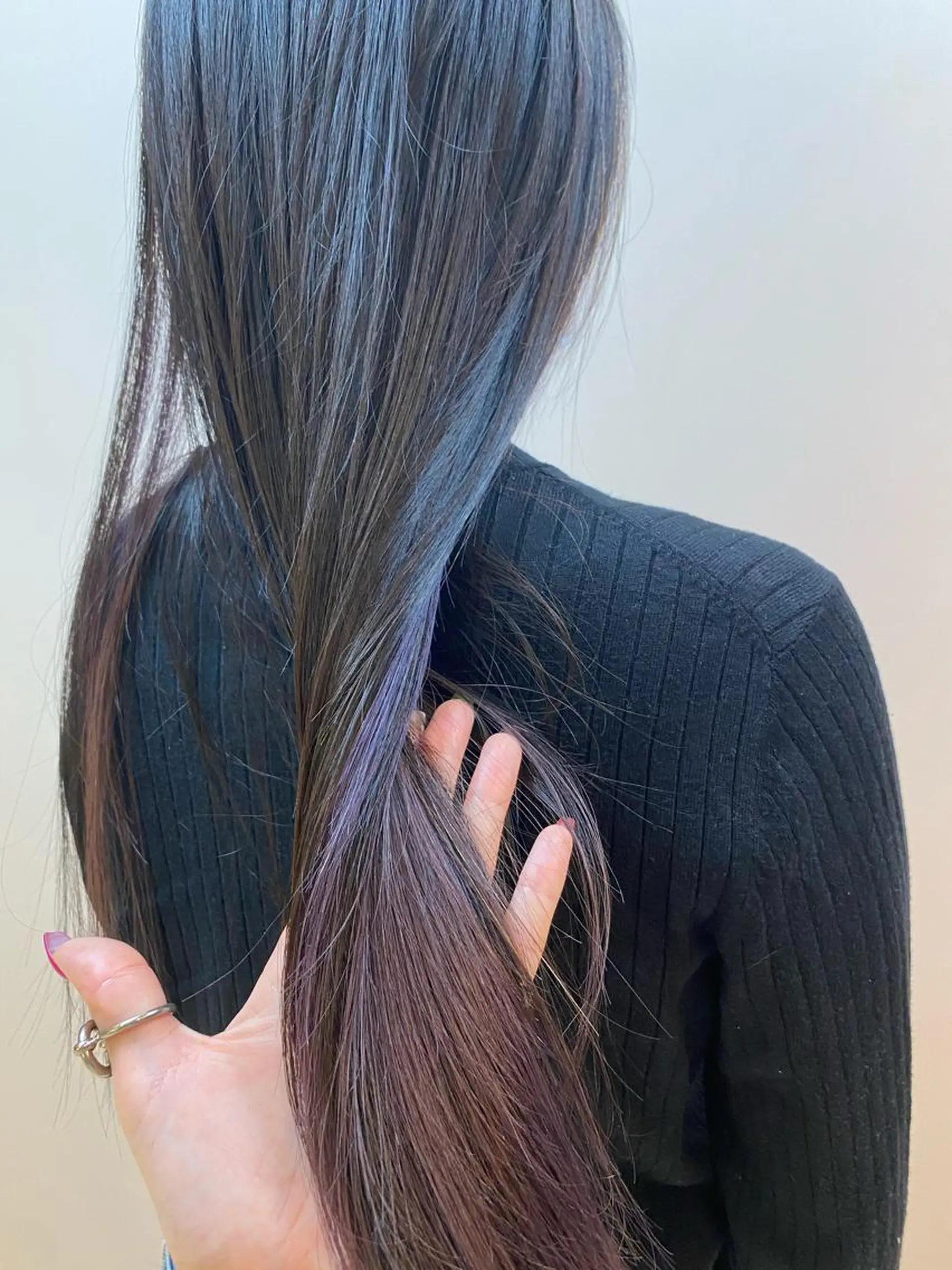 ロング カラー イルミナカラー インナーカラー パープルカラー 小顔レイヤー/ ベージュ🤍Rieのヘアスタイル