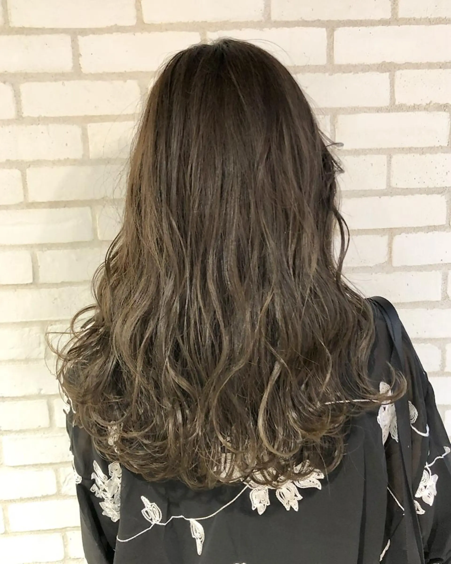 ロング カラー グレージュ ハイライトカラー シルバー シルバーグレージュ ハイライト 佐藤 高徳のヘアスタイル