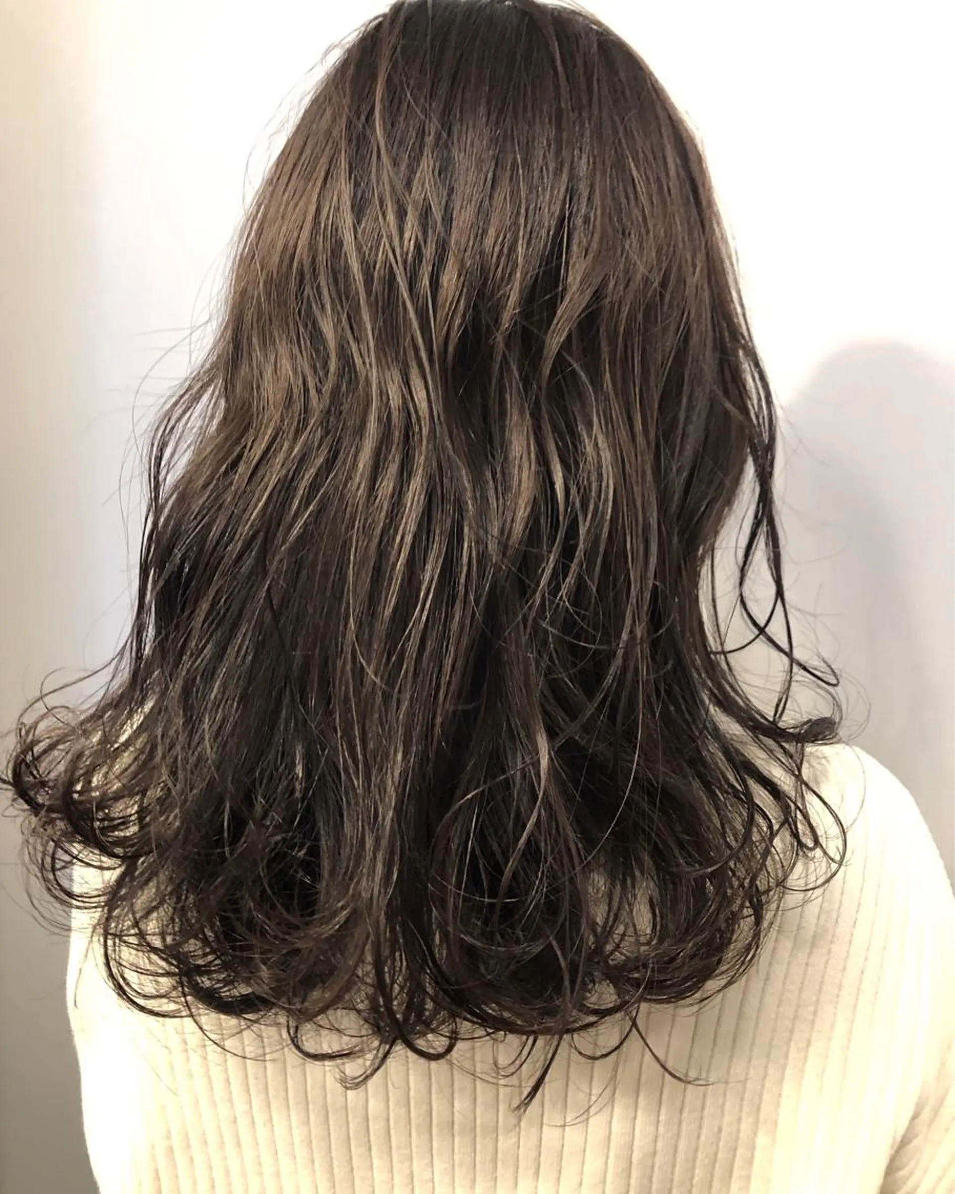 セミロング カラー 岡田 拓也のヘアスタイル