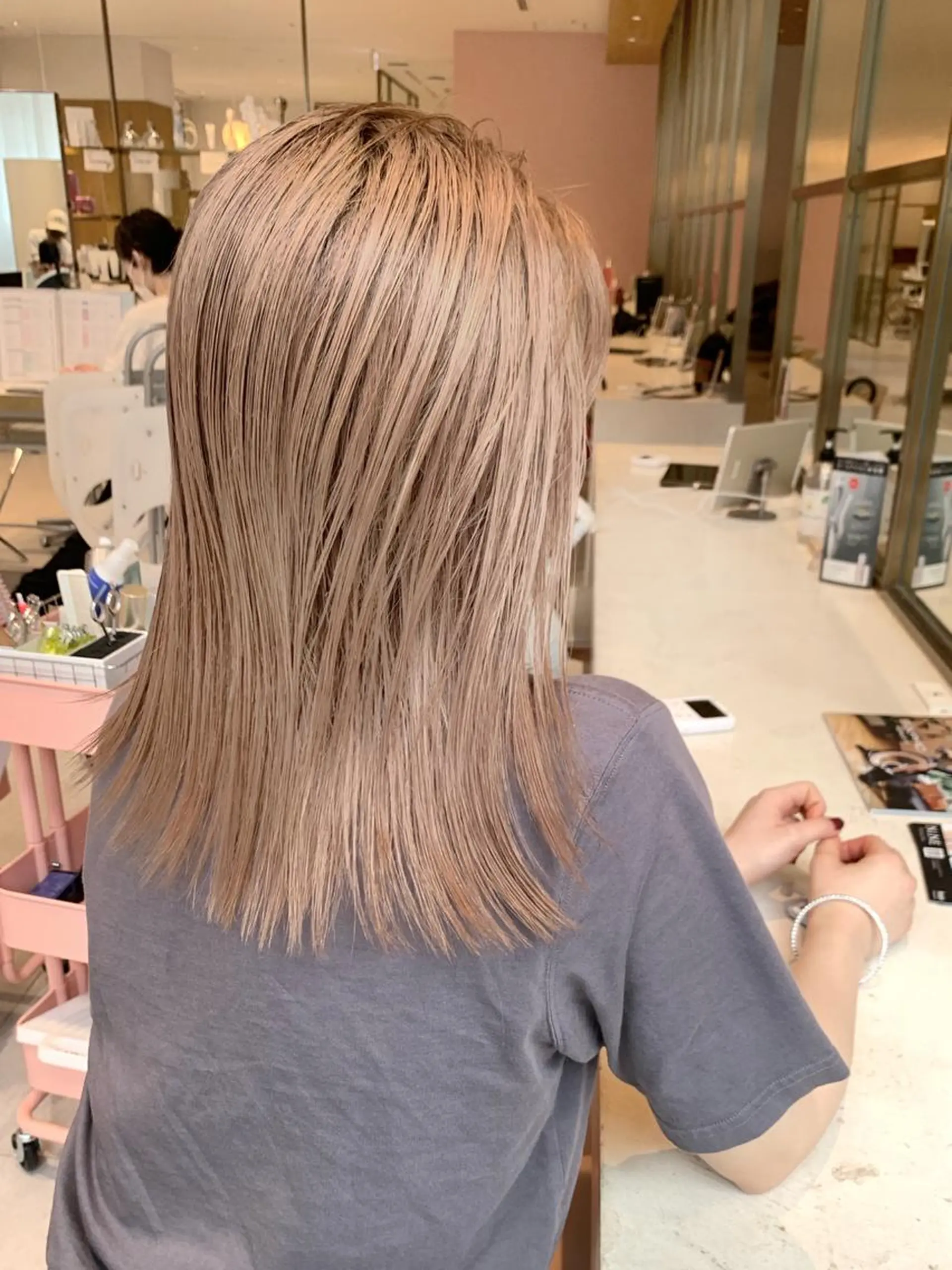 ミディアム カラー ベージュカラー 透明感カラー グレージュ ボブ カット ヘアカラー トリートメント レイヤー専門家 ダブルカラー修のヘアスタイル