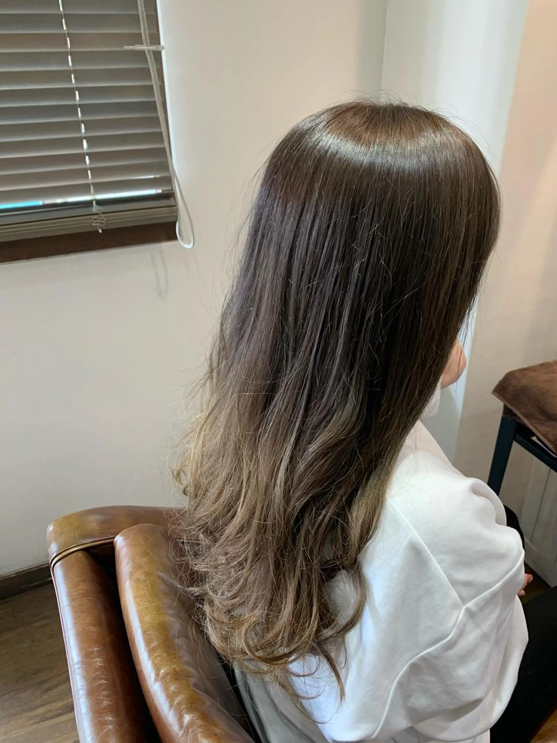 セミロング ヘアカラー リンネ 甲東園のヘアスタイル