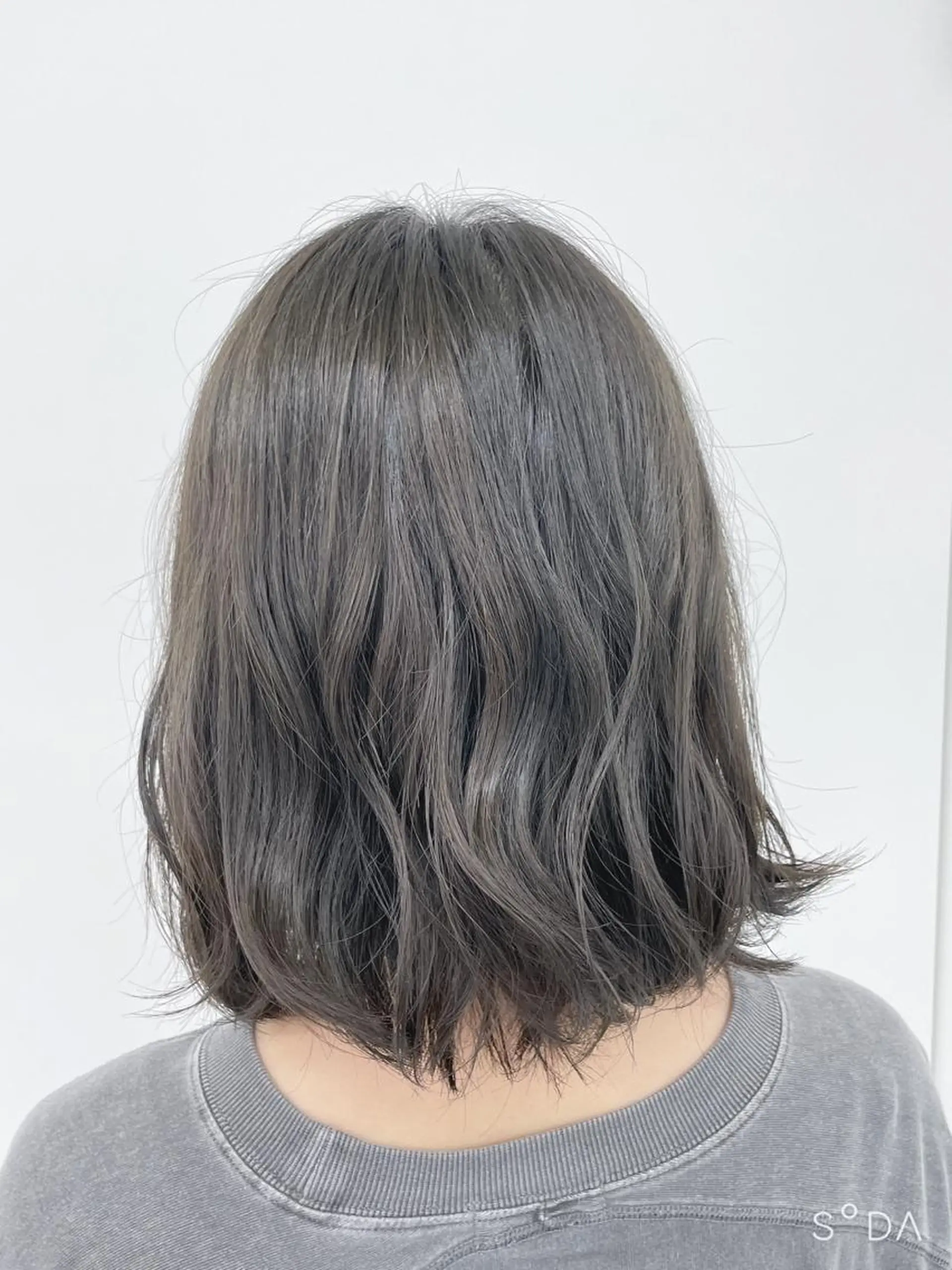 ミディアム カラー パーマ グレージュ ヘアカラー トリートメント 🫧ハイトーン🫧 ベージュ🫧徹哉のヘアスタイル