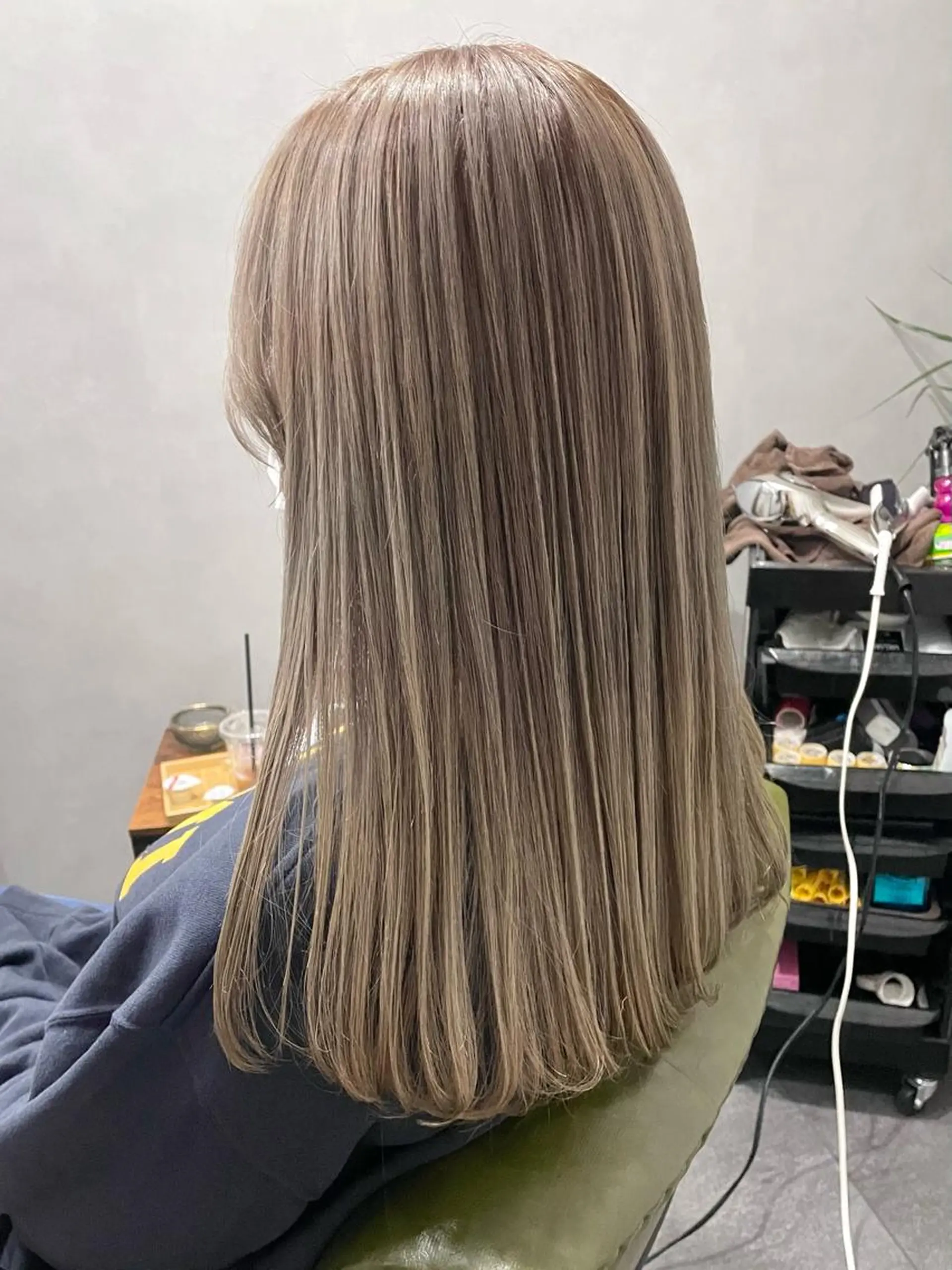 ロング カラー ベージュカラー ブリーチ ミルクティーベージュ 中村 友美のヘアスタイル