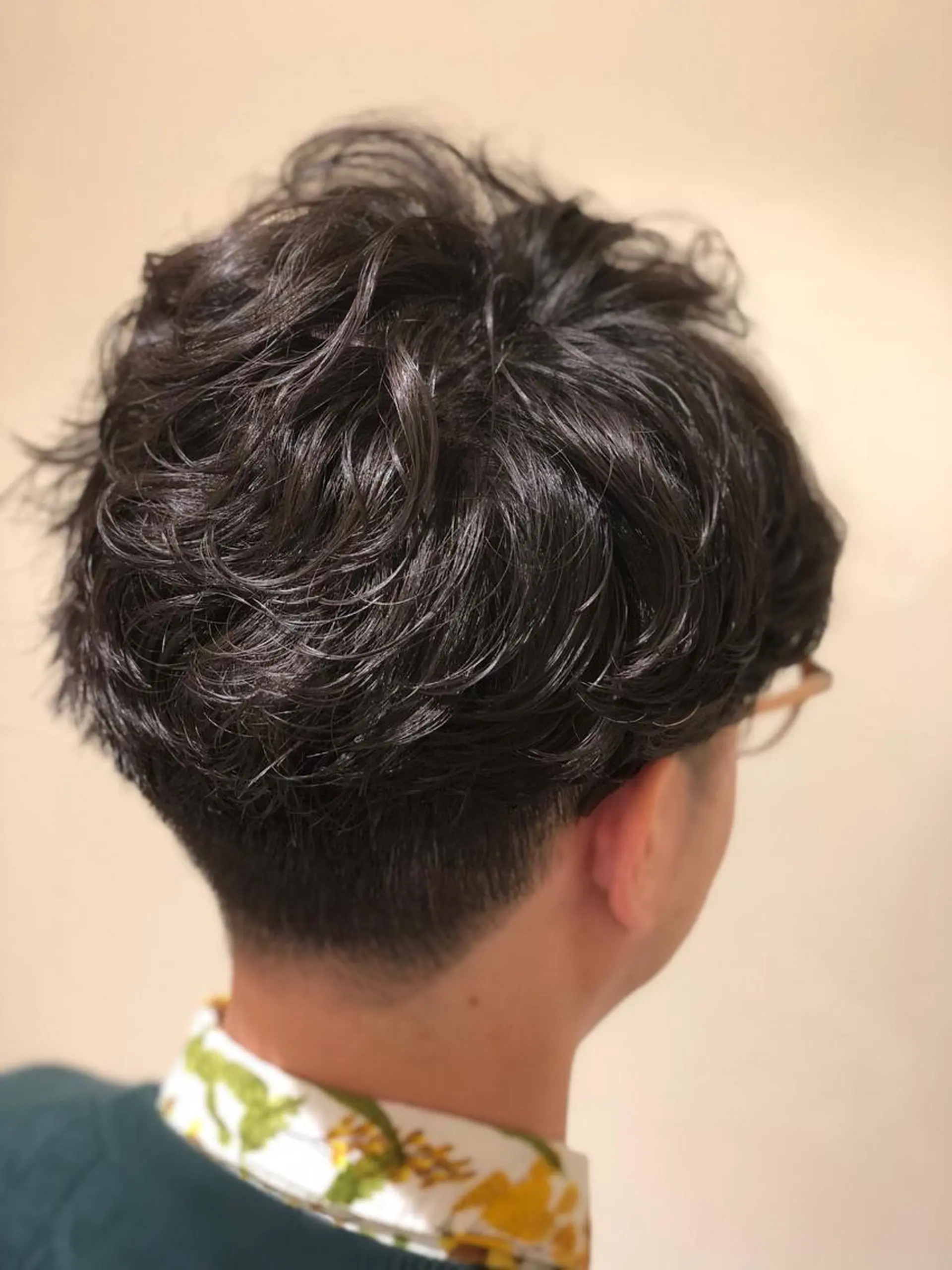 ショート パーマ ヘアアレンジ メンズ センターパート メンズハイライト マッシュ メンズパーマ ツーブロック 【ツヤ髪美容師】 ツダケイスケのヘアスタイル