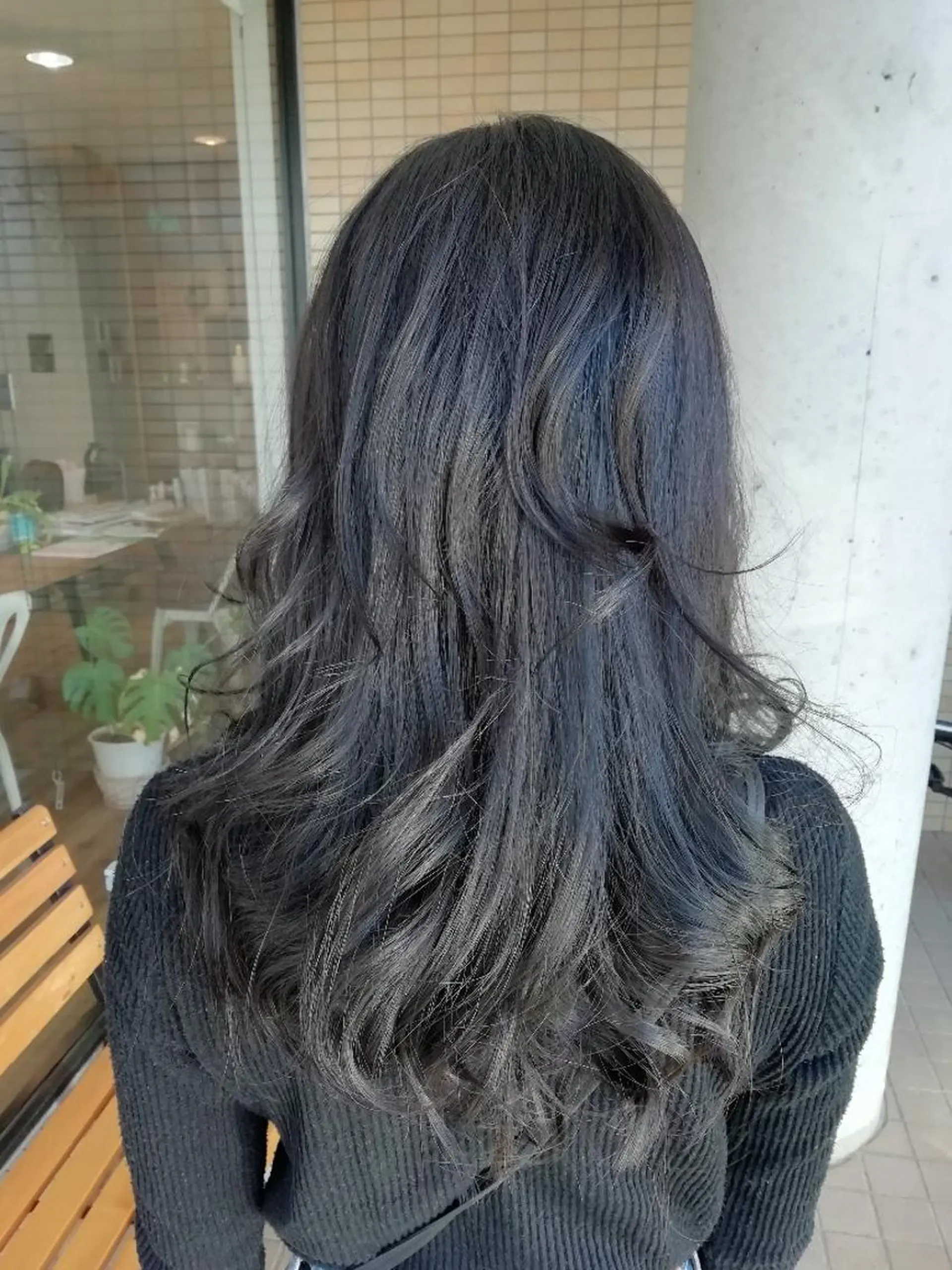 カラー アッシュ アッシュグレー 堀 望美のヘアスタイル