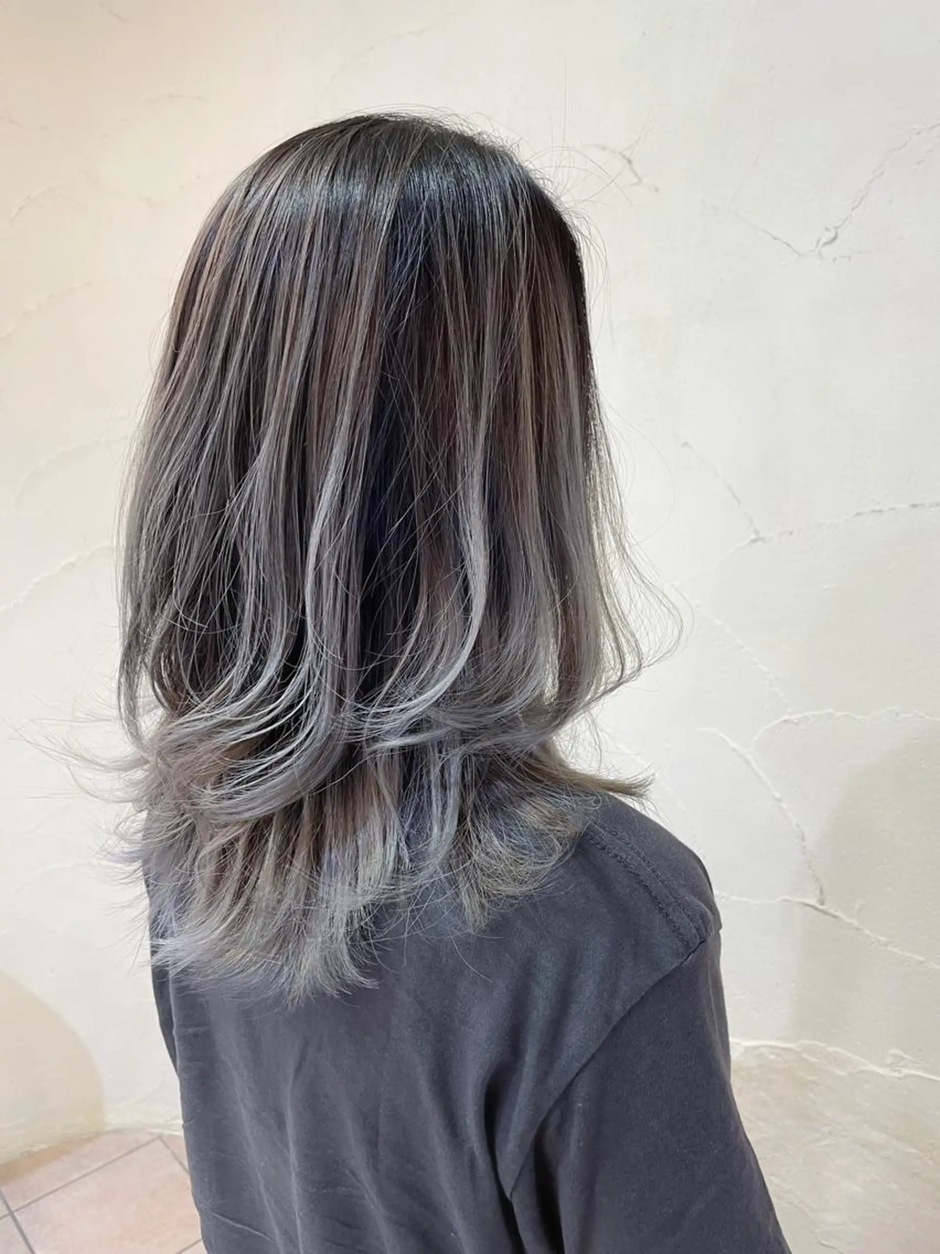 セミロング カラー ヘアアレンジ バレイヤージュ ブリーチ ケアブリーチ グレージュ シルバー カット ヘアカラー トリートメント 秋山 幸太のヘアスタイル