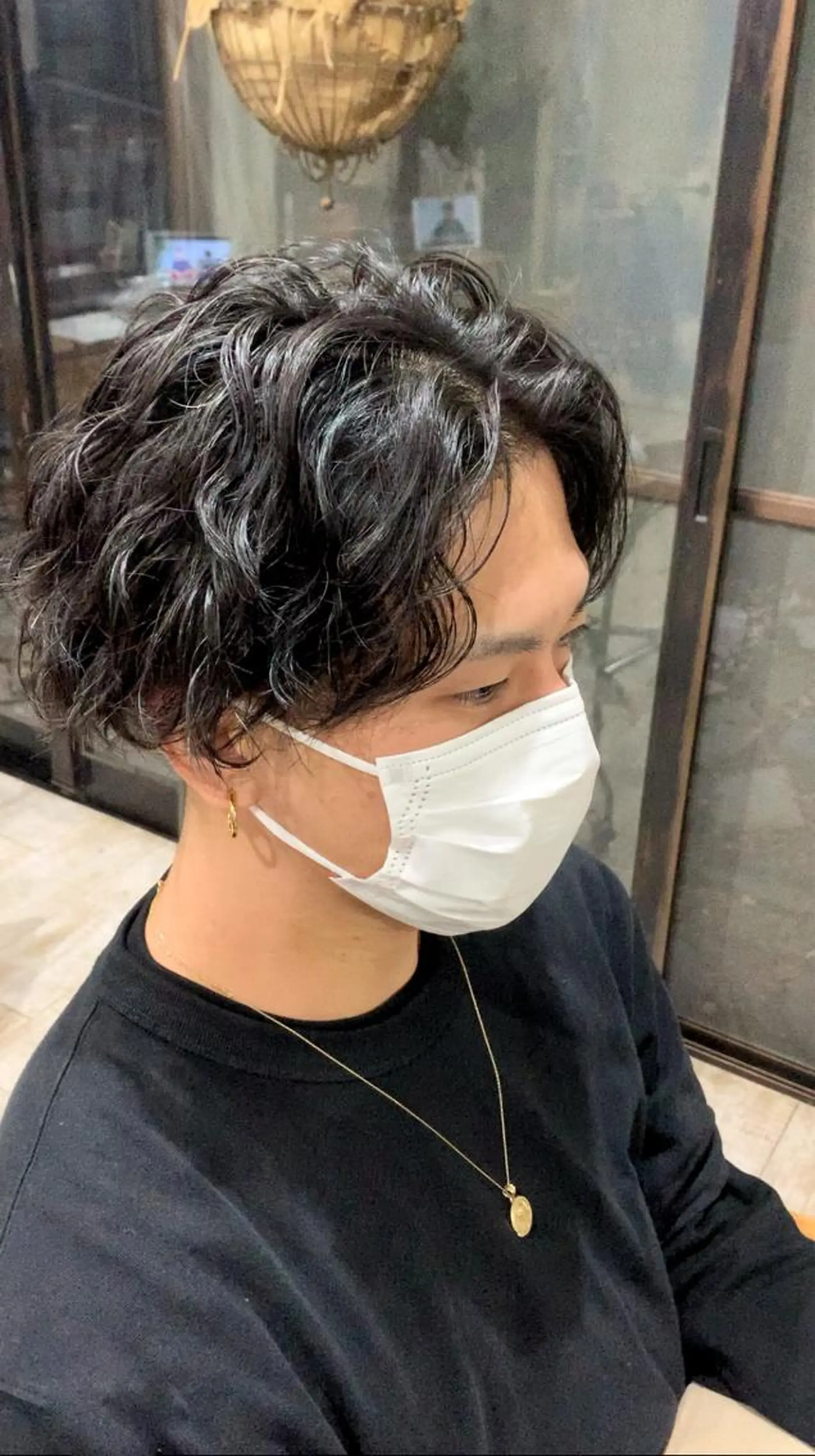 ミディアム パーマ メンズ ミディアムパーマ メンズブリーチ センターパート フェードカット メンズハイライト メンズStylist 山根慧のヘアスタイル