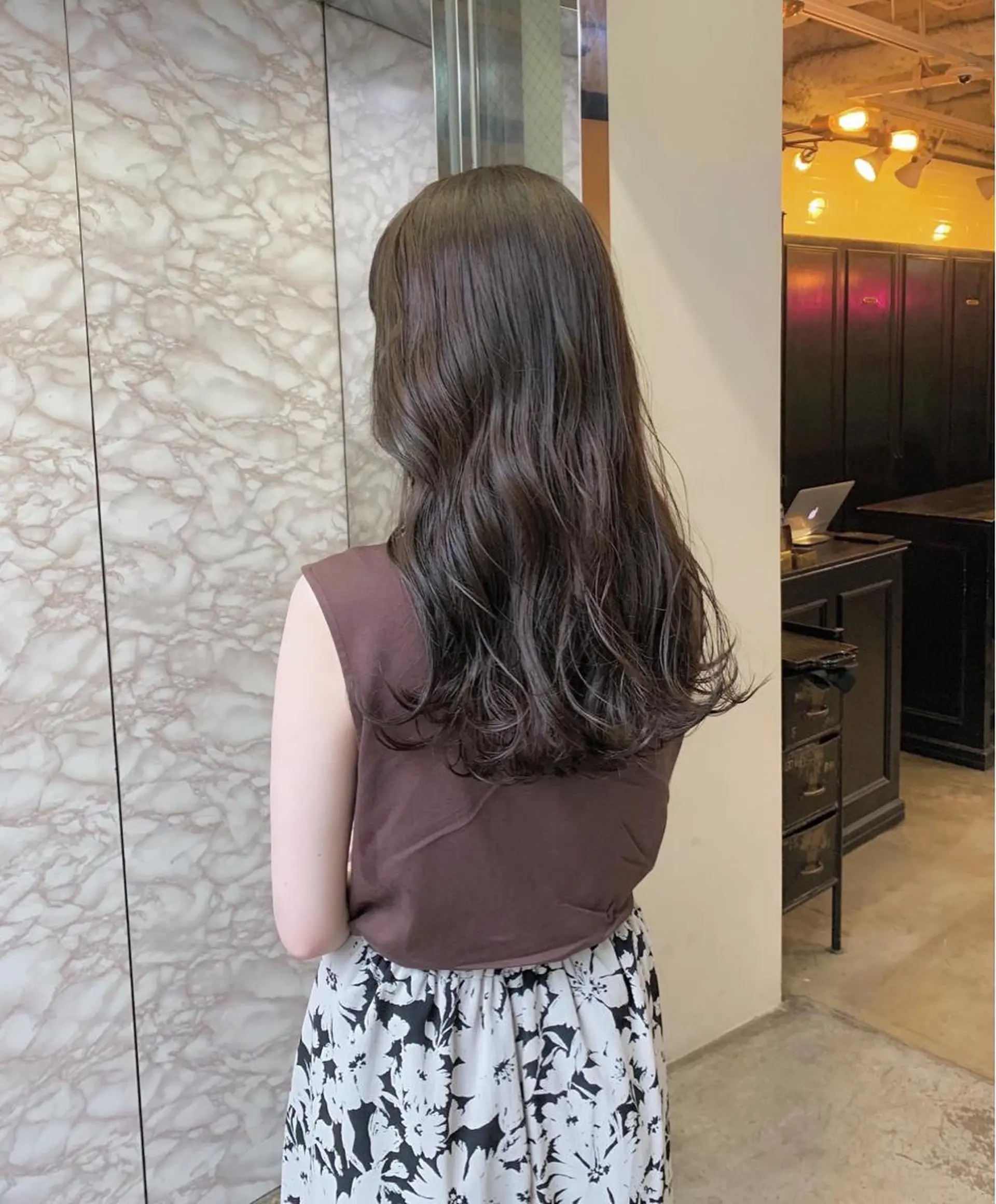 セミロング カラー 🌟小顔レイヤー× 赤み消し透明感カラーのヘアスタイル