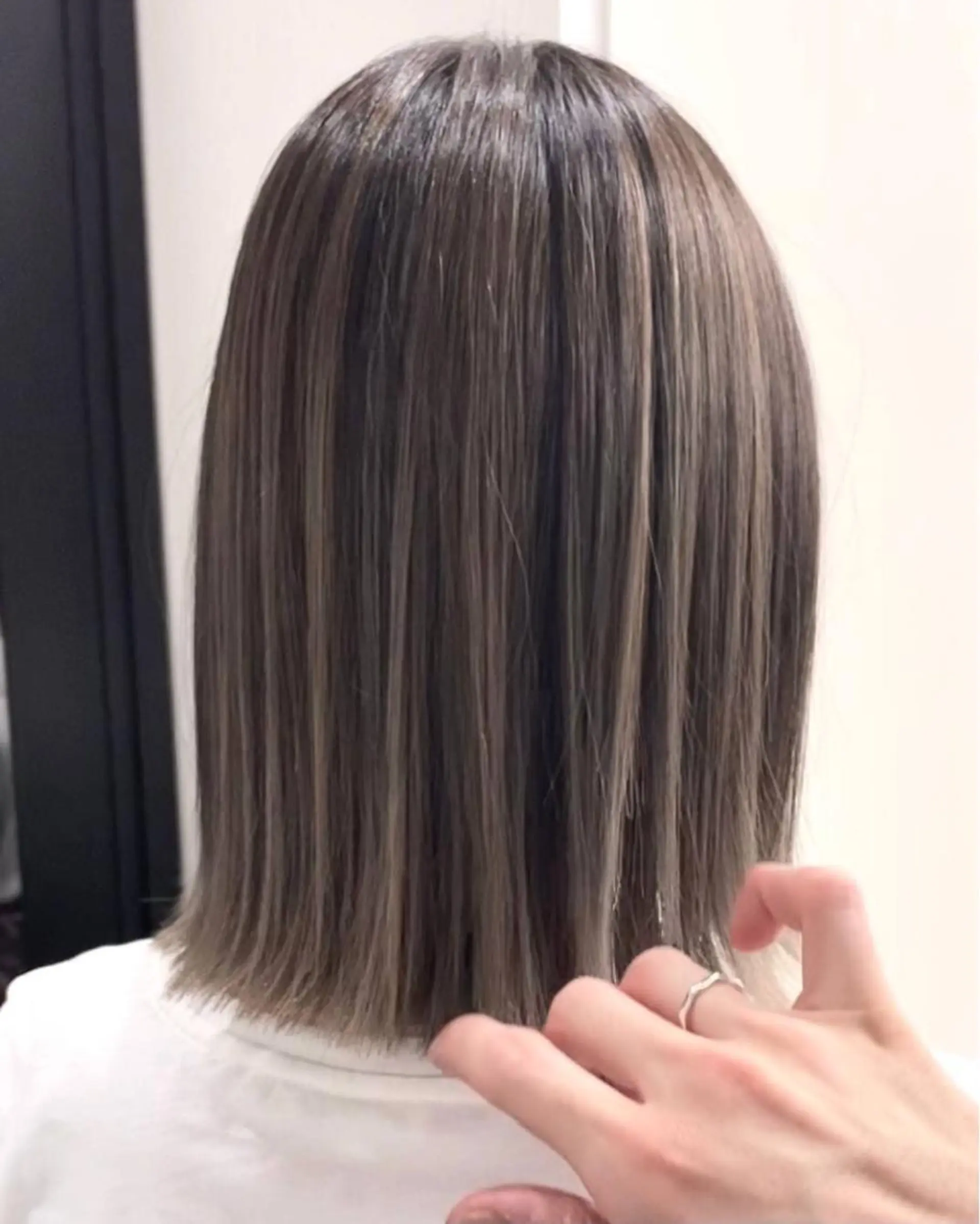 ミディアム 切りっぱなしボブ アッシュ ボブ ハイライト レイヤーカット ✨美髪透明感ソムリエ ✨💎KAZU💎のヘアスタイル