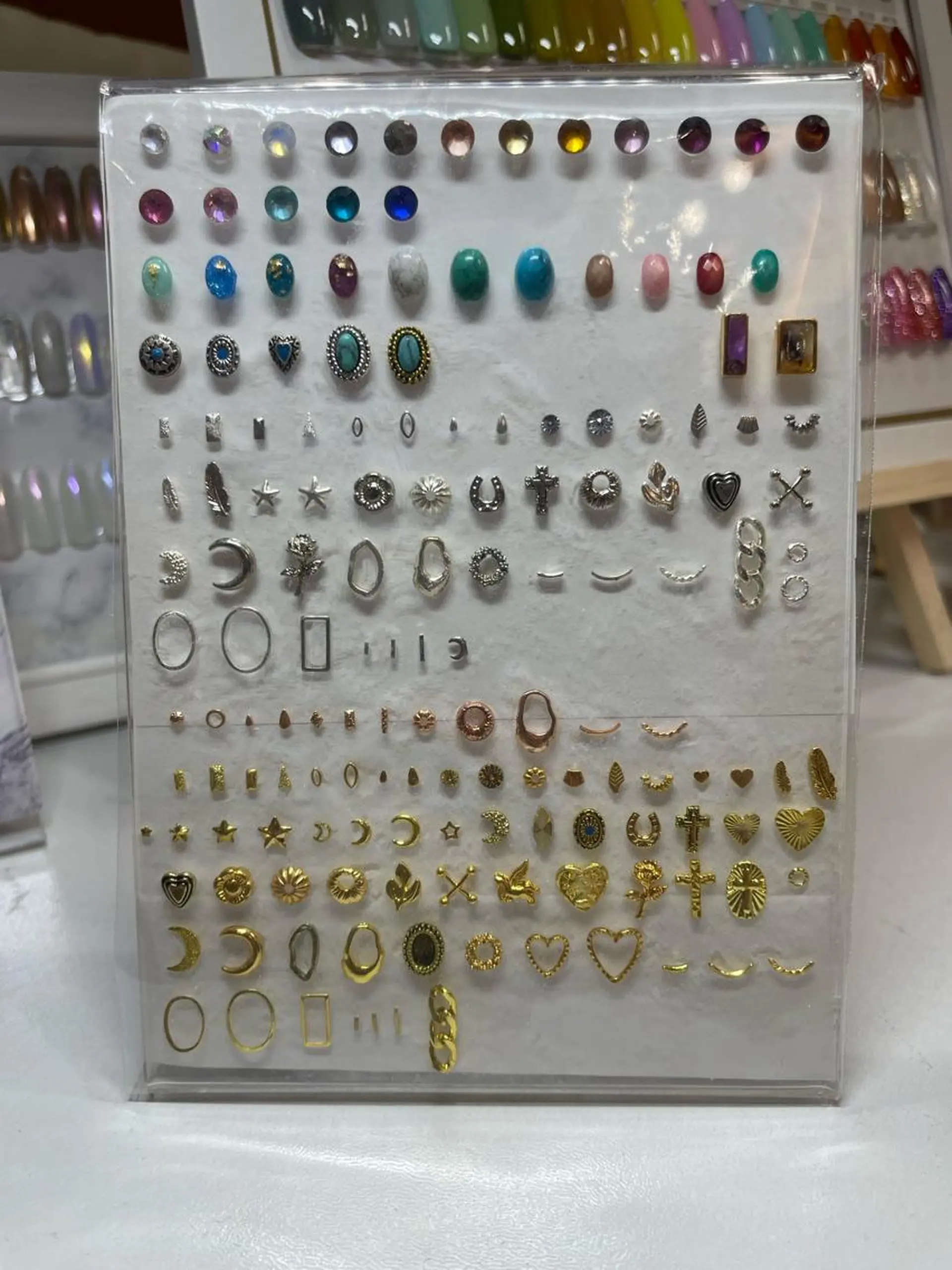 ネイル アートネイル ストーンネイル with hues AYAのネイルデザイン