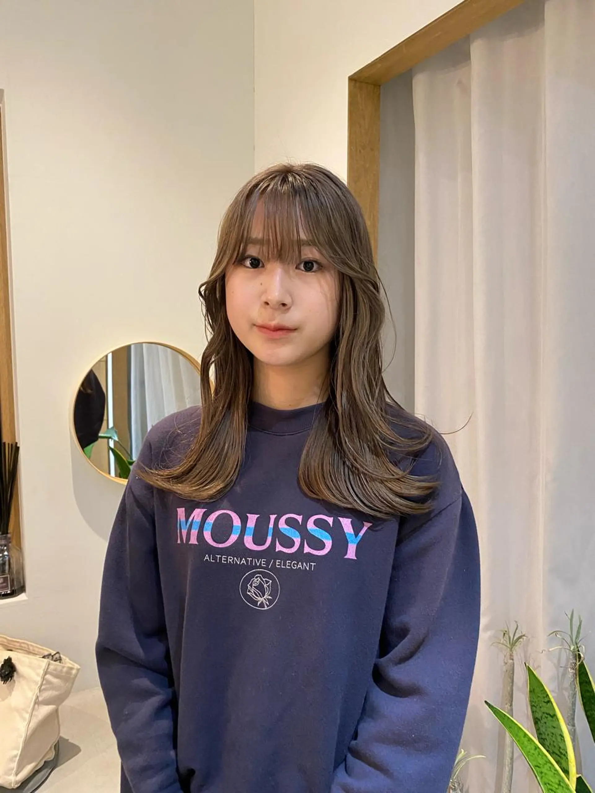 ロング カラー ベージュカラー ブリーチ ハイトーンカラー ミルクティーベージュ くびれヘア 美髪ストレート 川本雄己のヘアスタイル