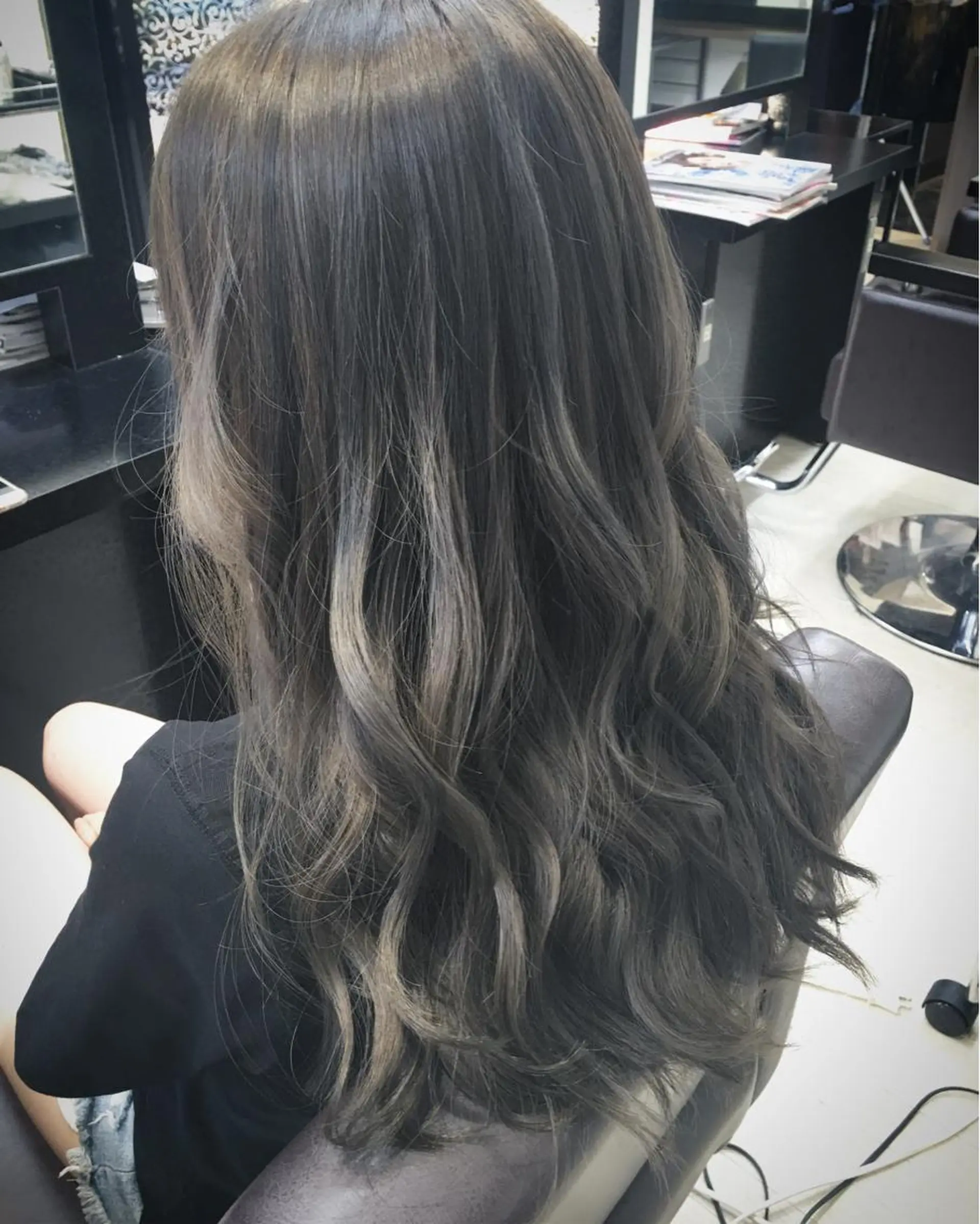 セミロング カラー グラデーションカラー シルバー BREK 袋井店のヘアスタイル