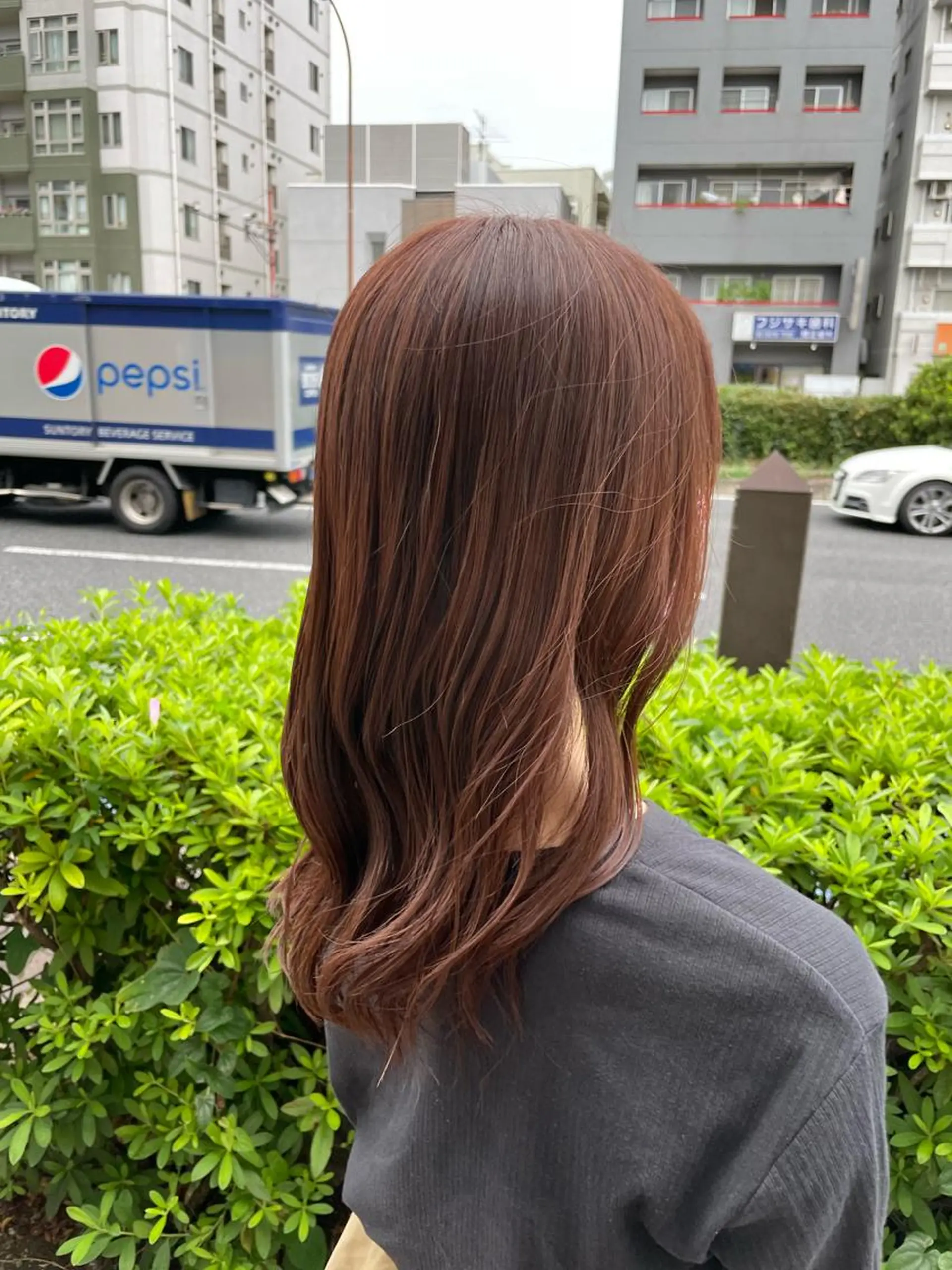 セミロング カラー ブリーチ ブリーチなしカラー カット ヘアカラー トリートメント ニシザカ マナのヘアスタイル