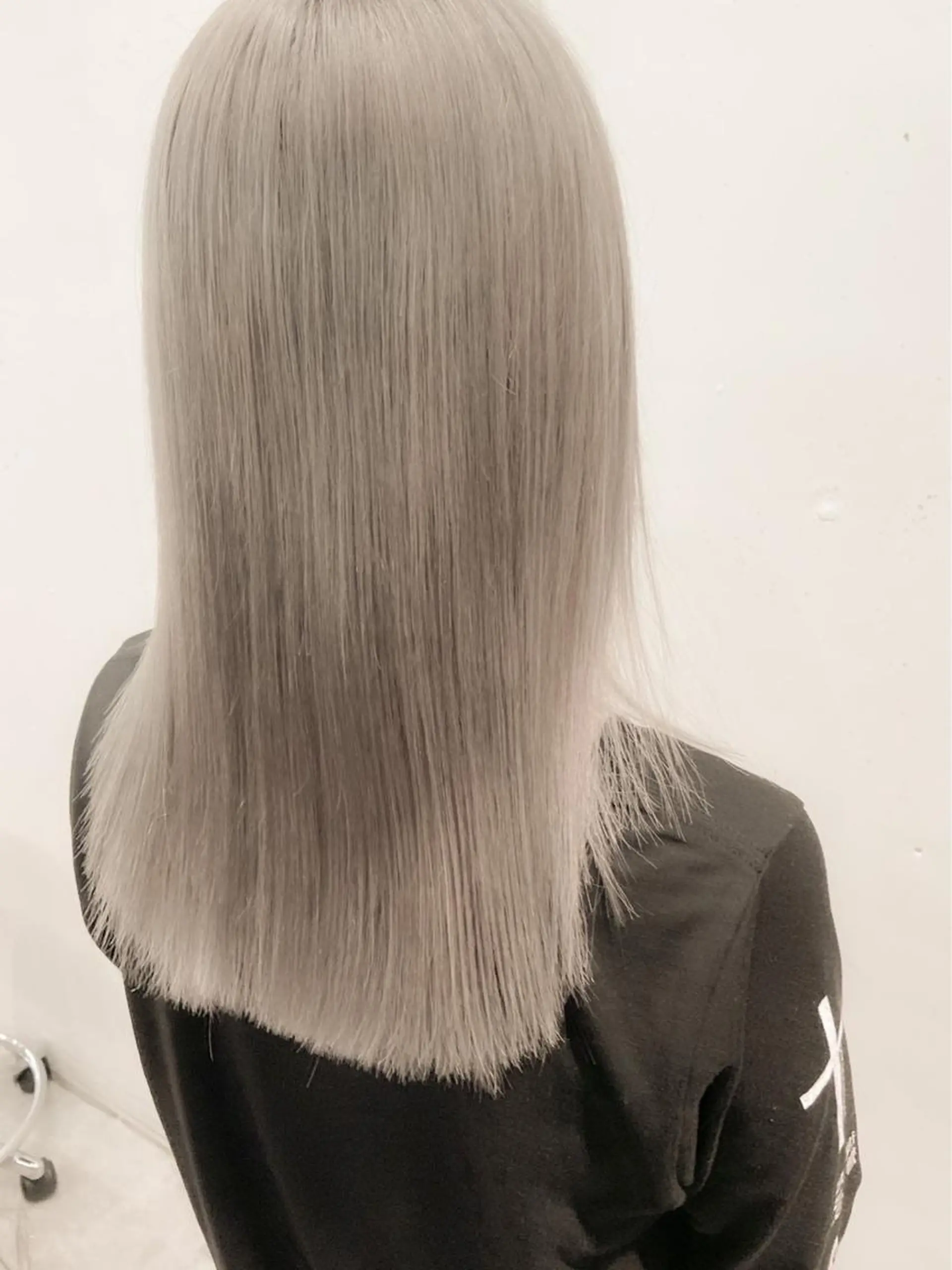 セミロング カラー ブリーチ シルバー ヘアカラー トリートメント ウルフカット レイヤーカット上柿のヘアスタイル