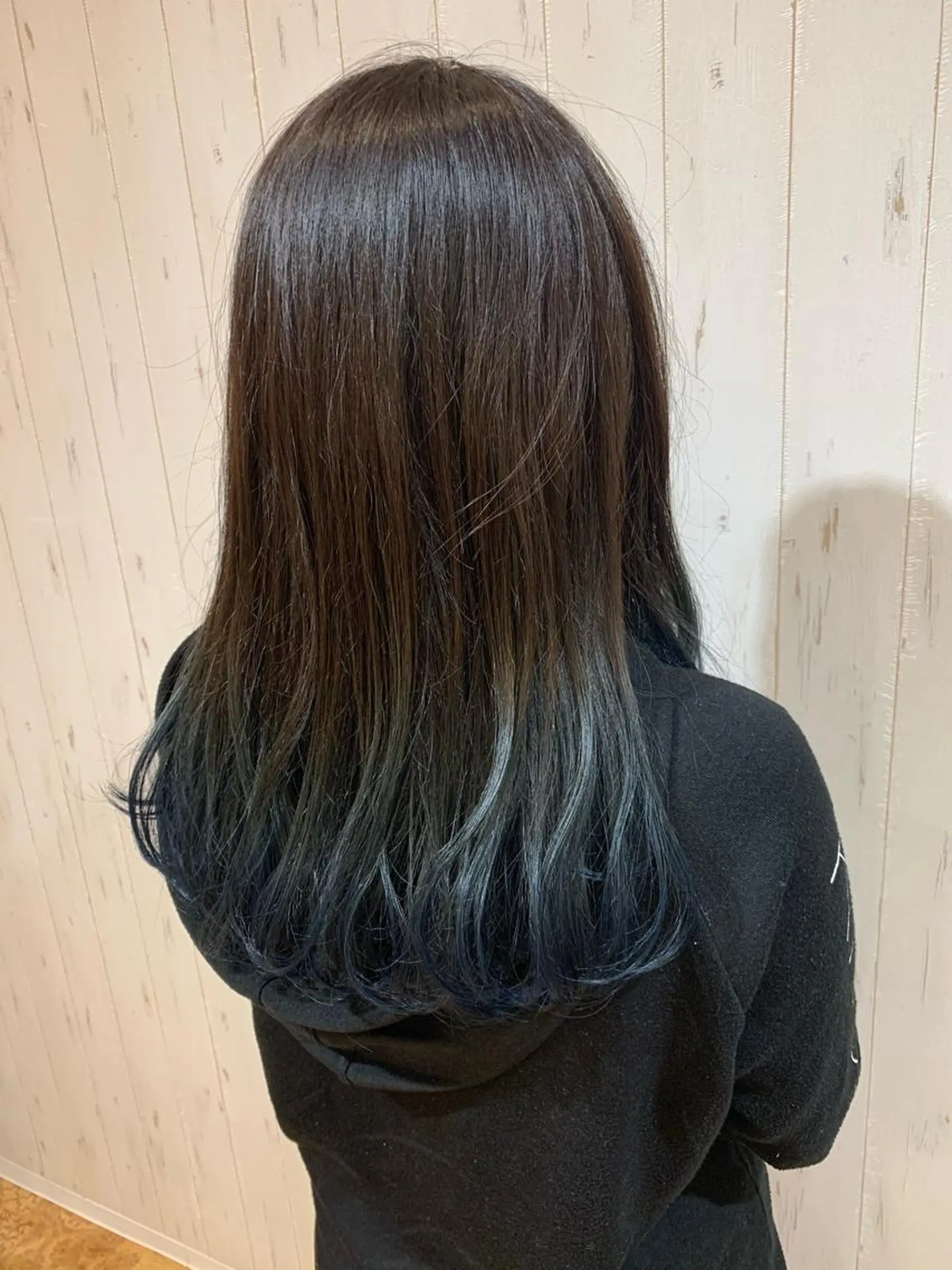 セミロング カラー グラデーションカラー ネイビーカラー 工藤 萌香のヘアスタイル