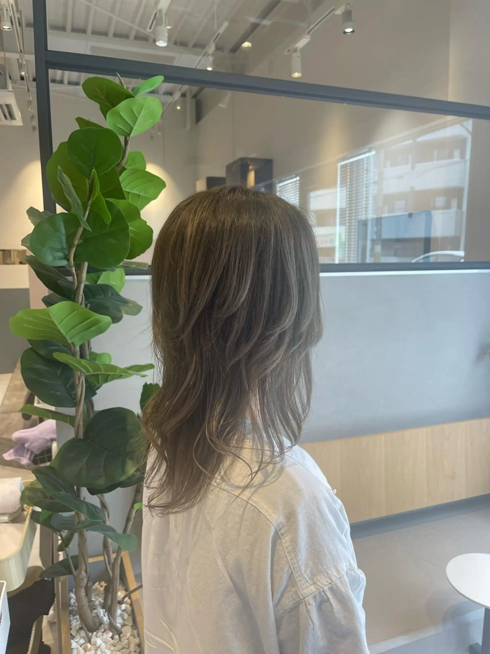 セミロング カラー アグヘアー シフォン所属・城間 晴人のヘアスタイル