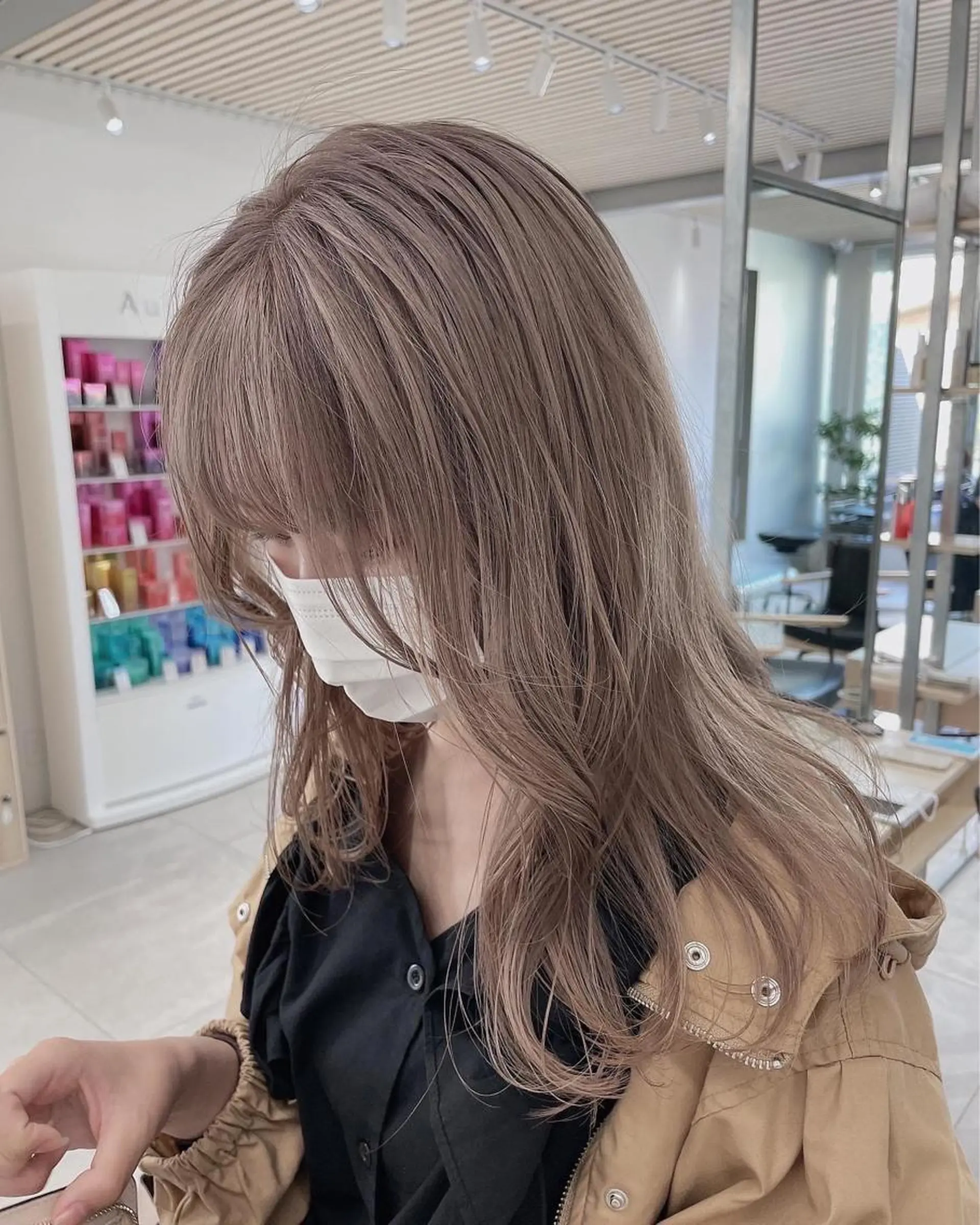 セミロング カラー ヘアアレンジ ネイル マツエク・マツパ ベージュカラー ブリーチ 透明感カラー グレージュ ハイトーンカラー ヘアカラー トリートメント ヘアセット ベージュグレージュ 💕しゅーじ💕のヘアスタイル