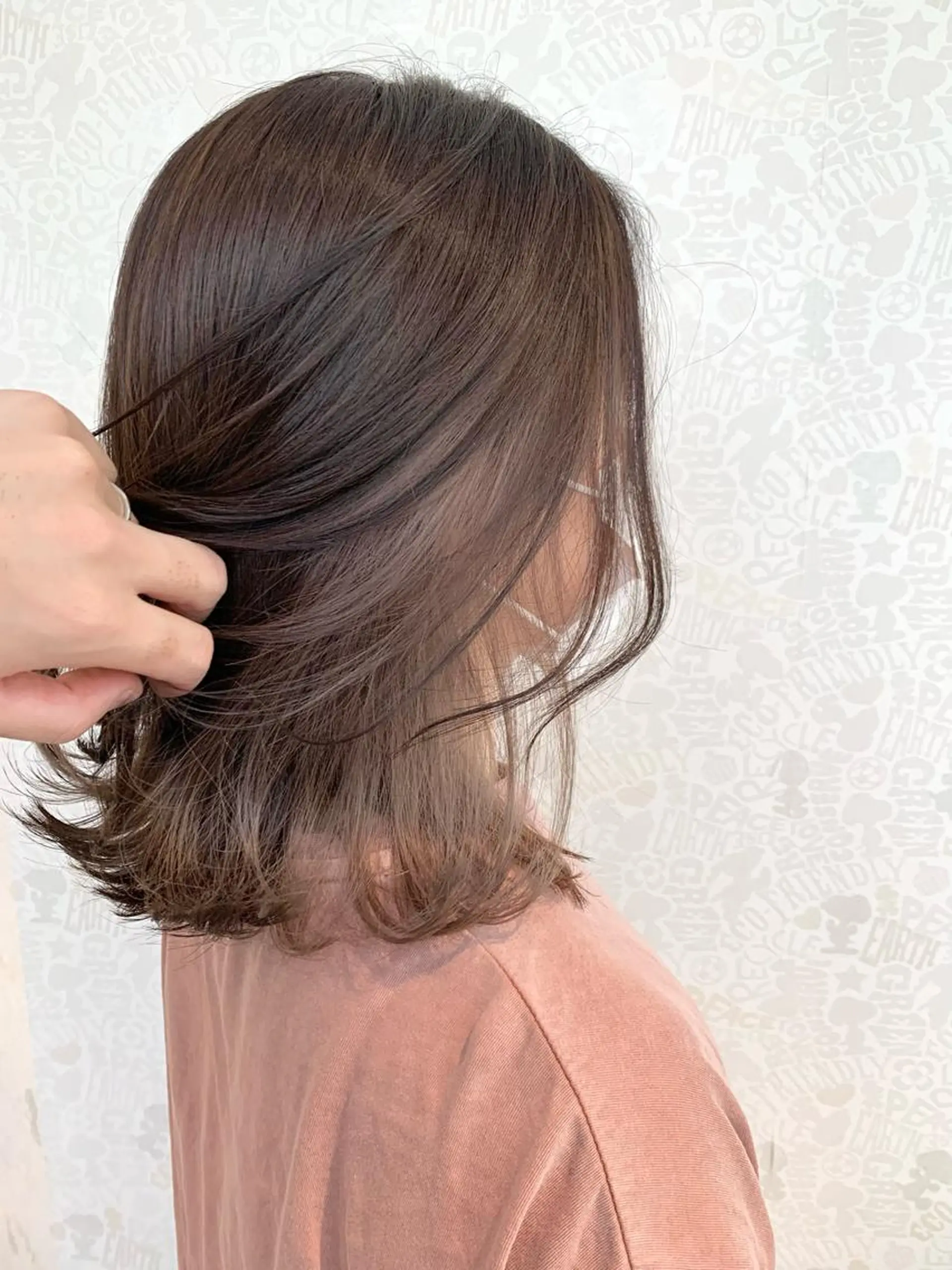 ミディアム カラー デザインカラー ダブルカラー グレージュ インナーカラー 外ハネヘア ムラヨシ ショータのヘアスタイル