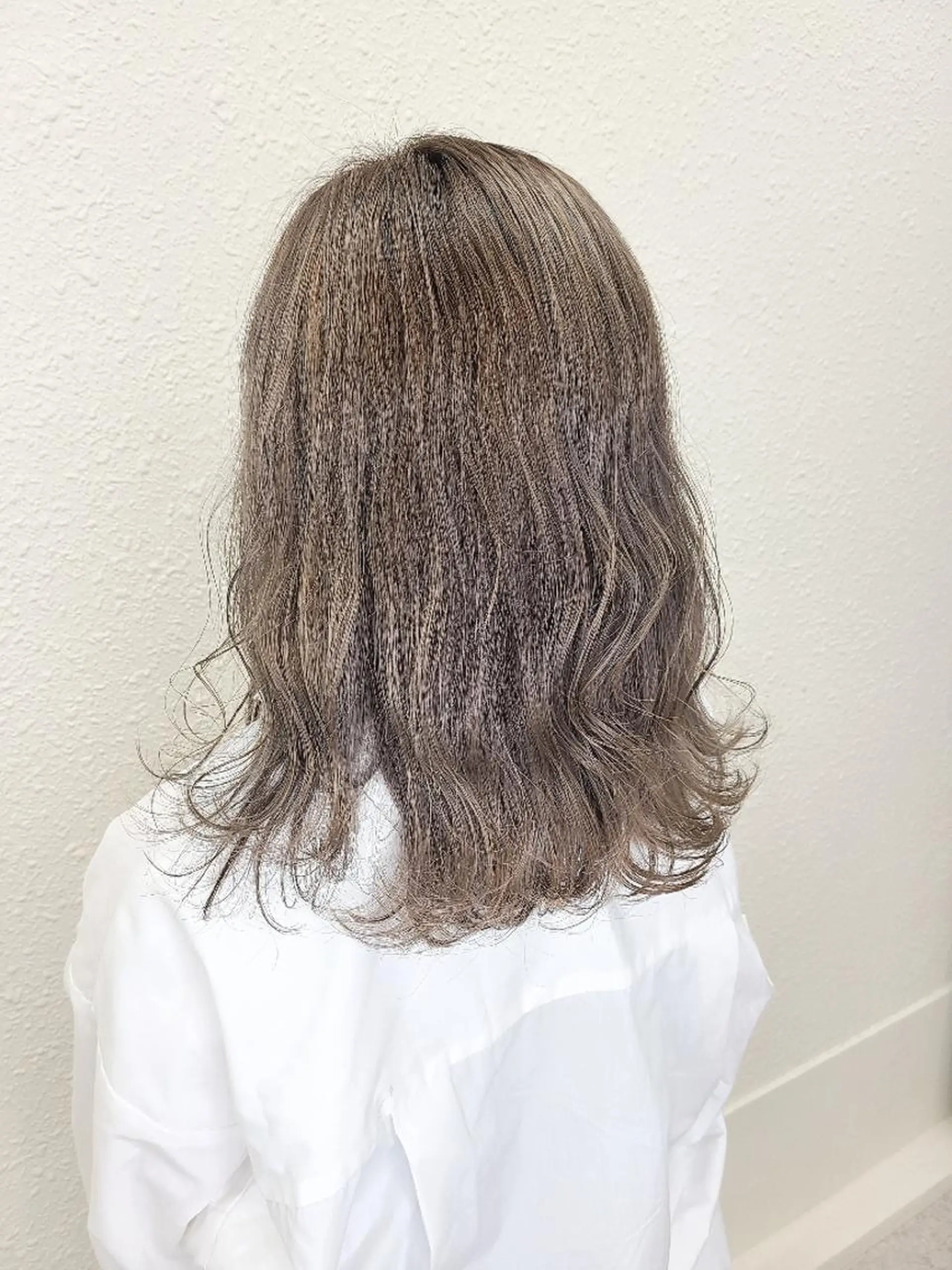 セミロング カラー バレイヤージュ グレージュ ミルクティーグレージュ レイヤーカット ブリーチカラー🌈 嘉名 真樹のヘアスタイル