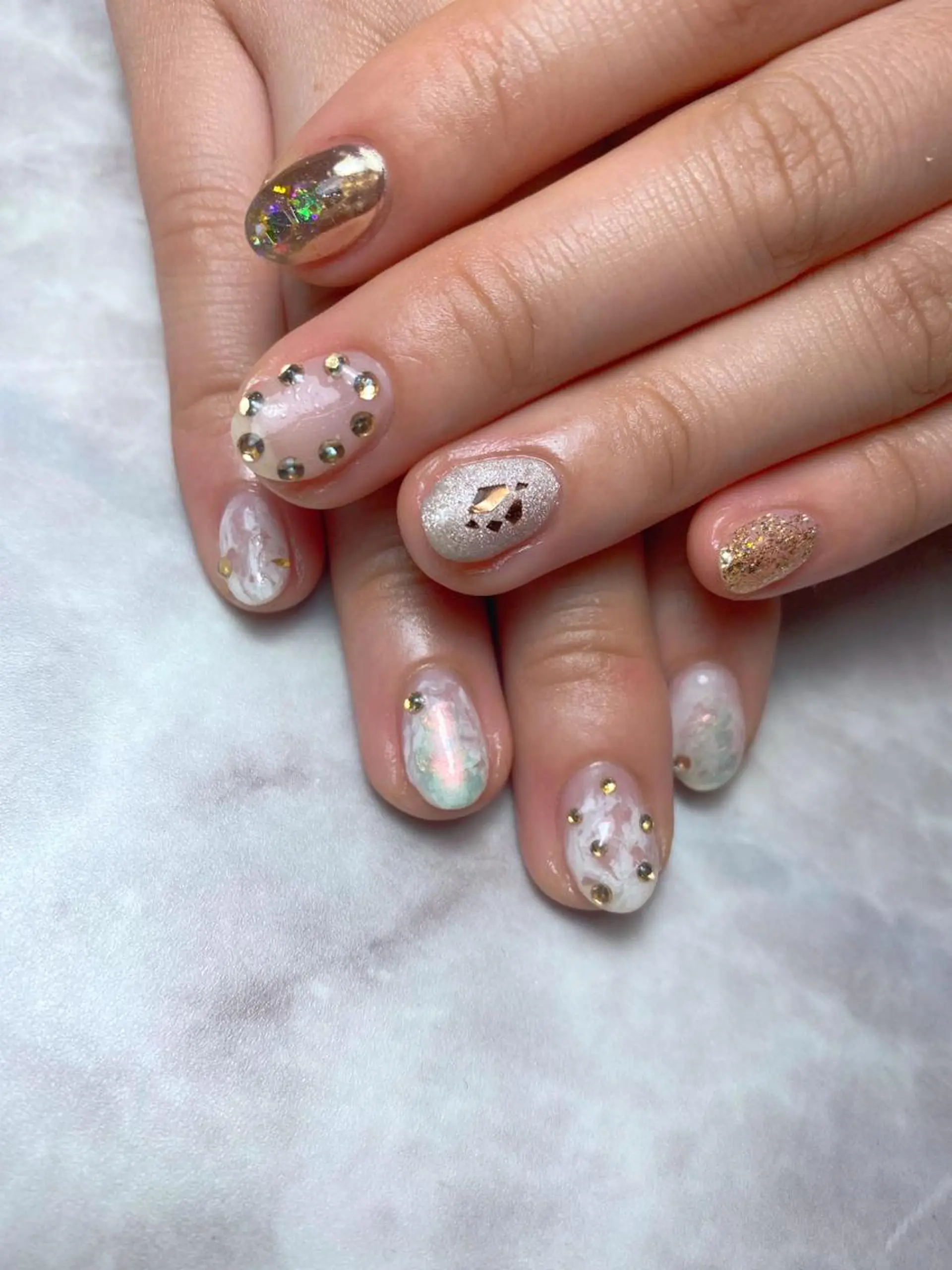 ネイル ミラーネイル ニュアンスネイル ハンドネイル ハンドケア 🌿Charme🌿 MAIのネイルデザイン