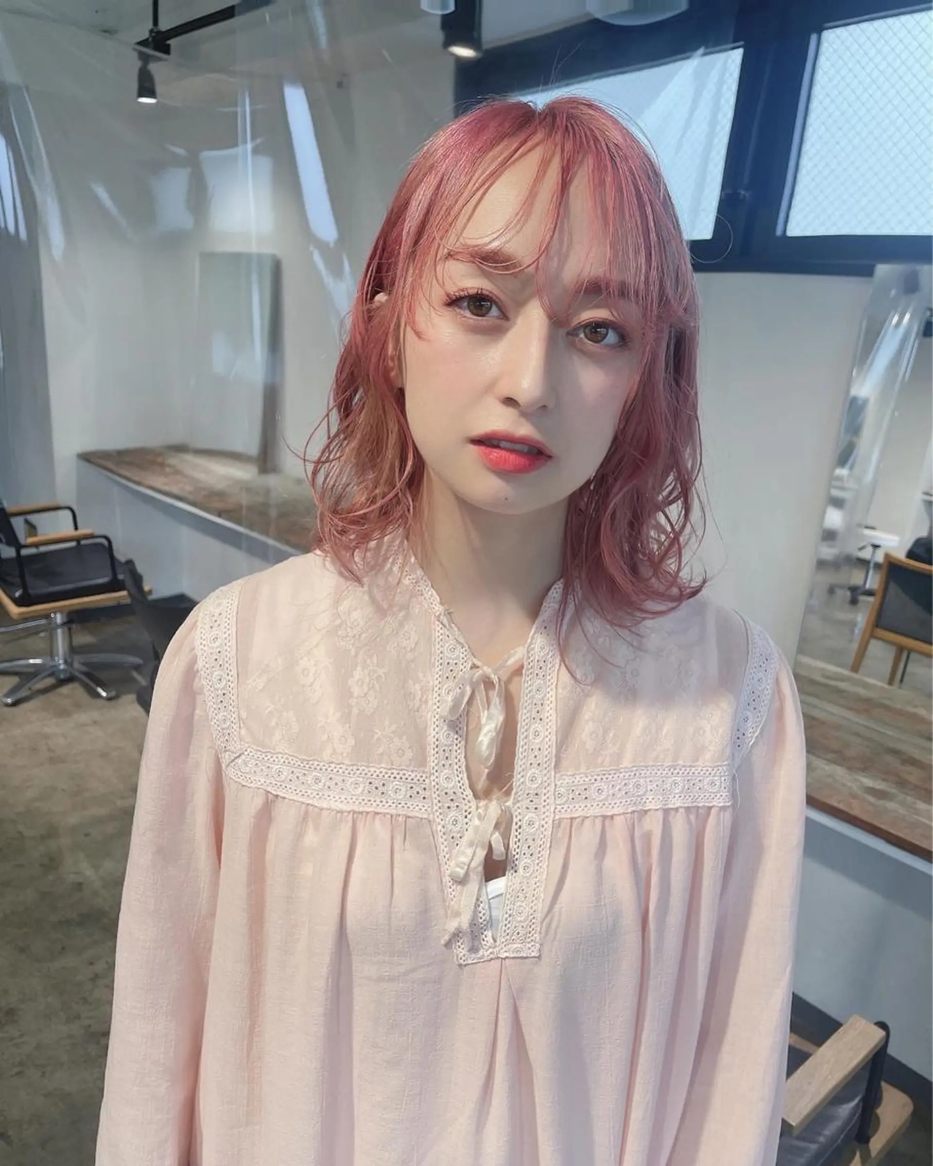 ミディアム カラー ピンクカラー ホワイトピンク ヘアカラー トリートメント ハイトーン/レイヤー /ケアブリーチ石川治のヘアスタイル