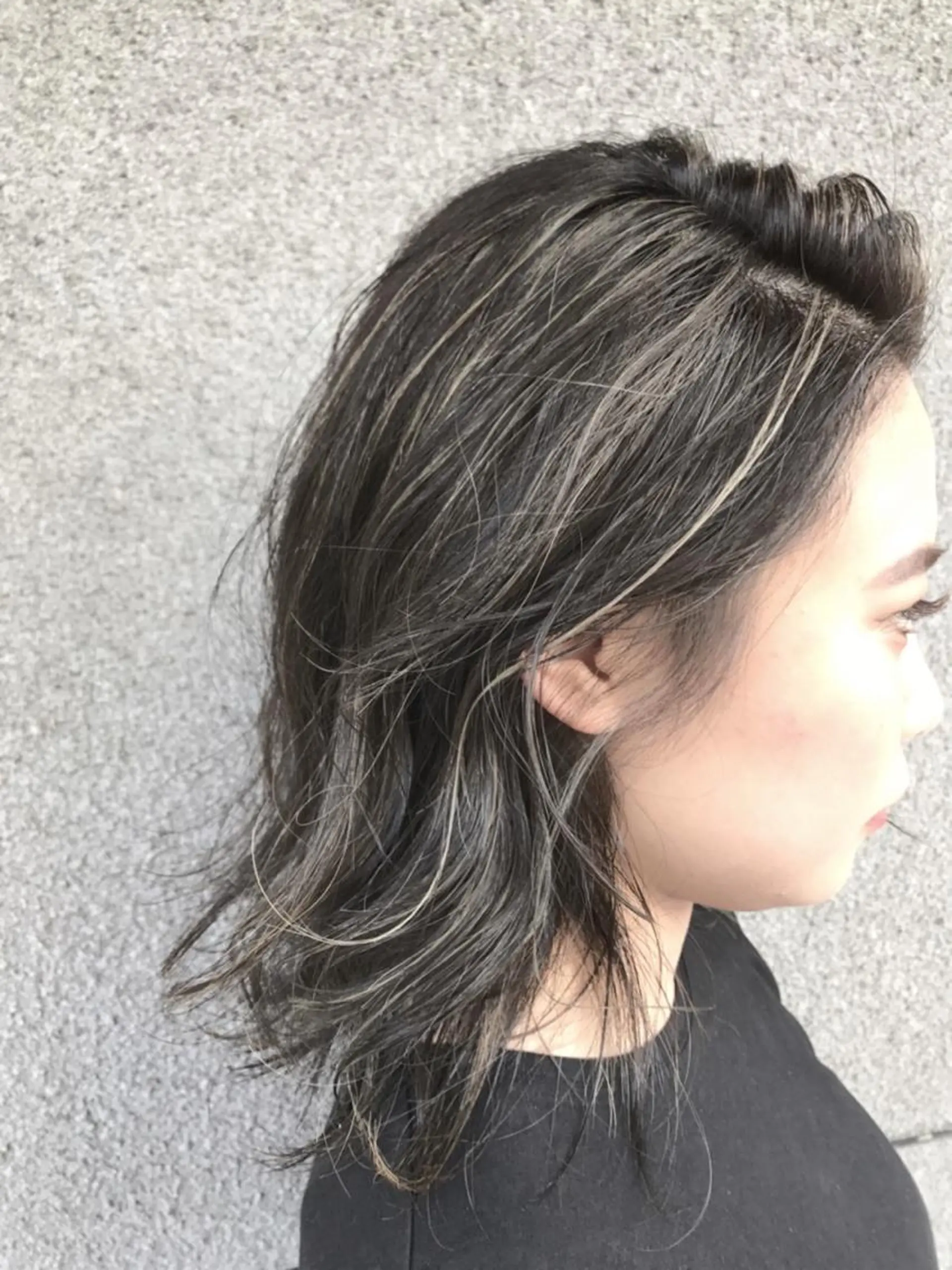 ミディアム カラー アッシュ ダークグレー ハイライトカラー ハイライト Eliss 堀江のヘアスタイル