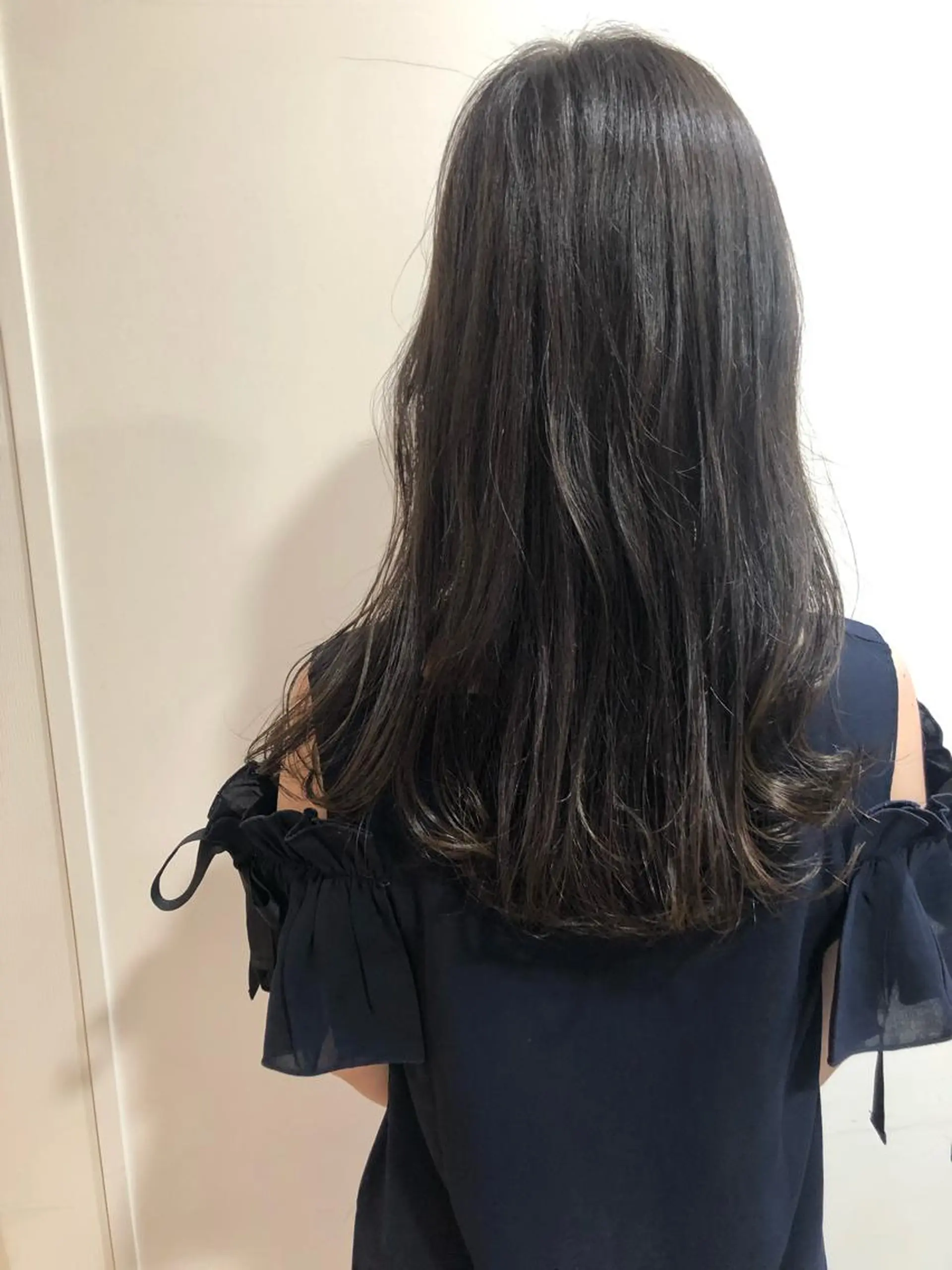 セミロング カラー MIOベージュカラー 柔らかいカラーのヘアスタイル