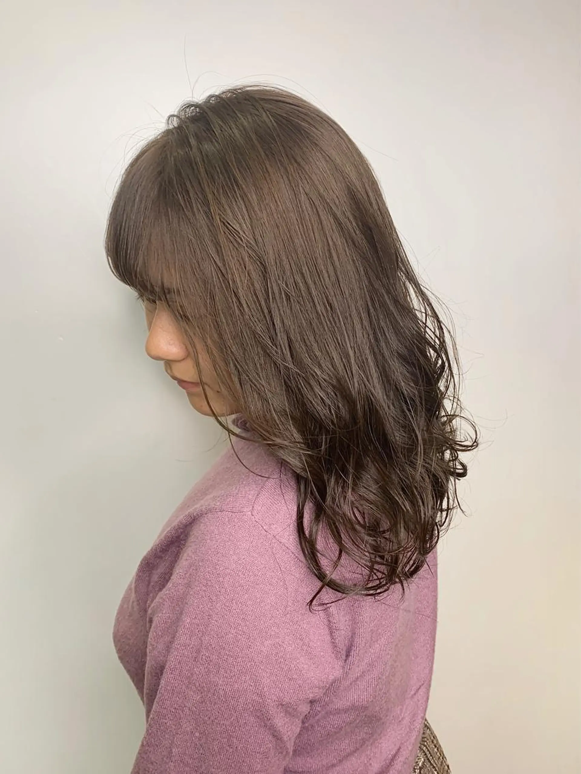 ミディアム カラー ヘアアレンジ 🌟小顔レイヤー× 赤み消し透明感カラーのヘアスタイル
