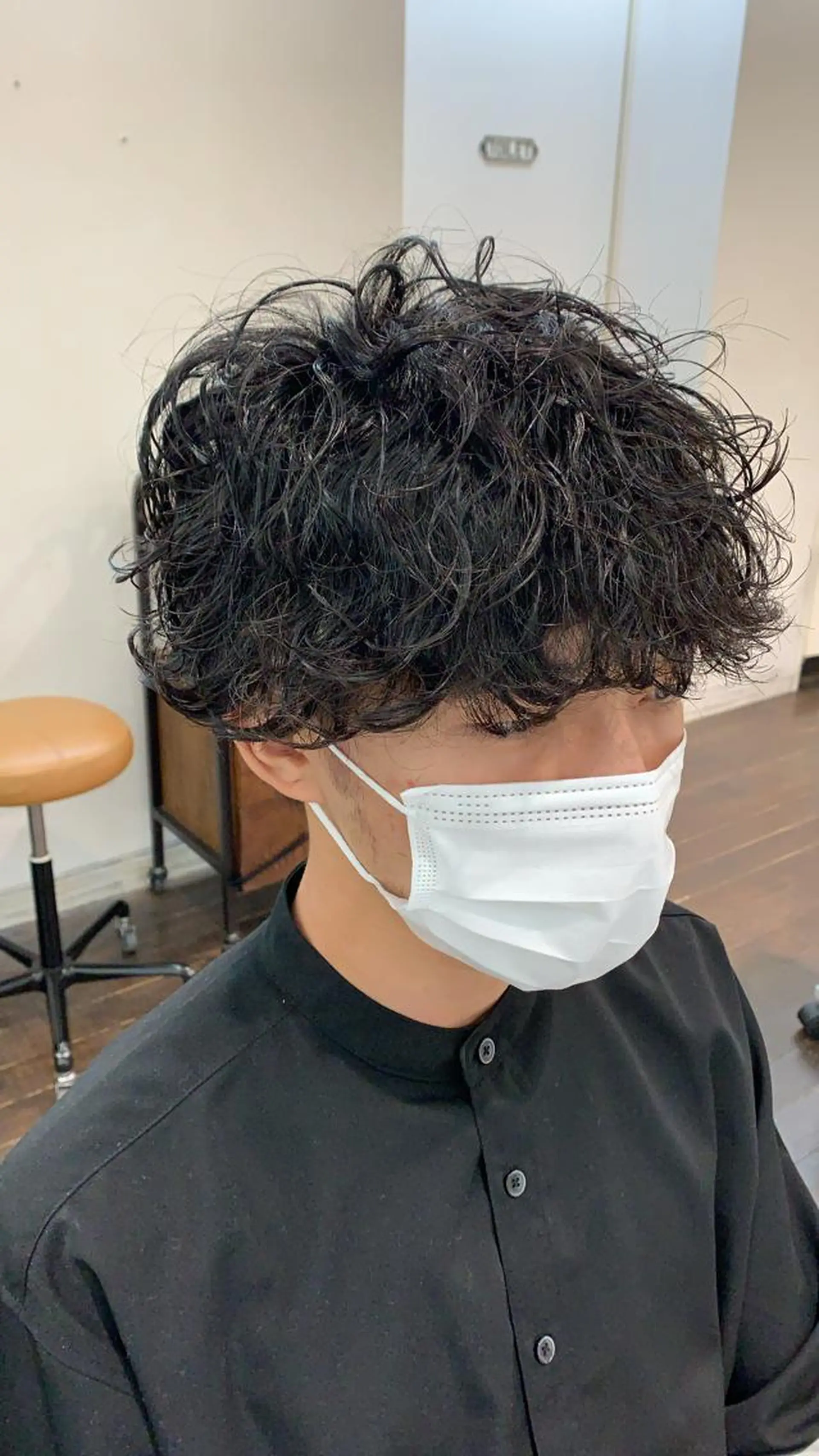 ミディアム パーマ メンズ ミディアムパーマ センターパート メンズ韓国風 マッシュウルフ マッシュ 三矢 ちなつのヘアスタイル