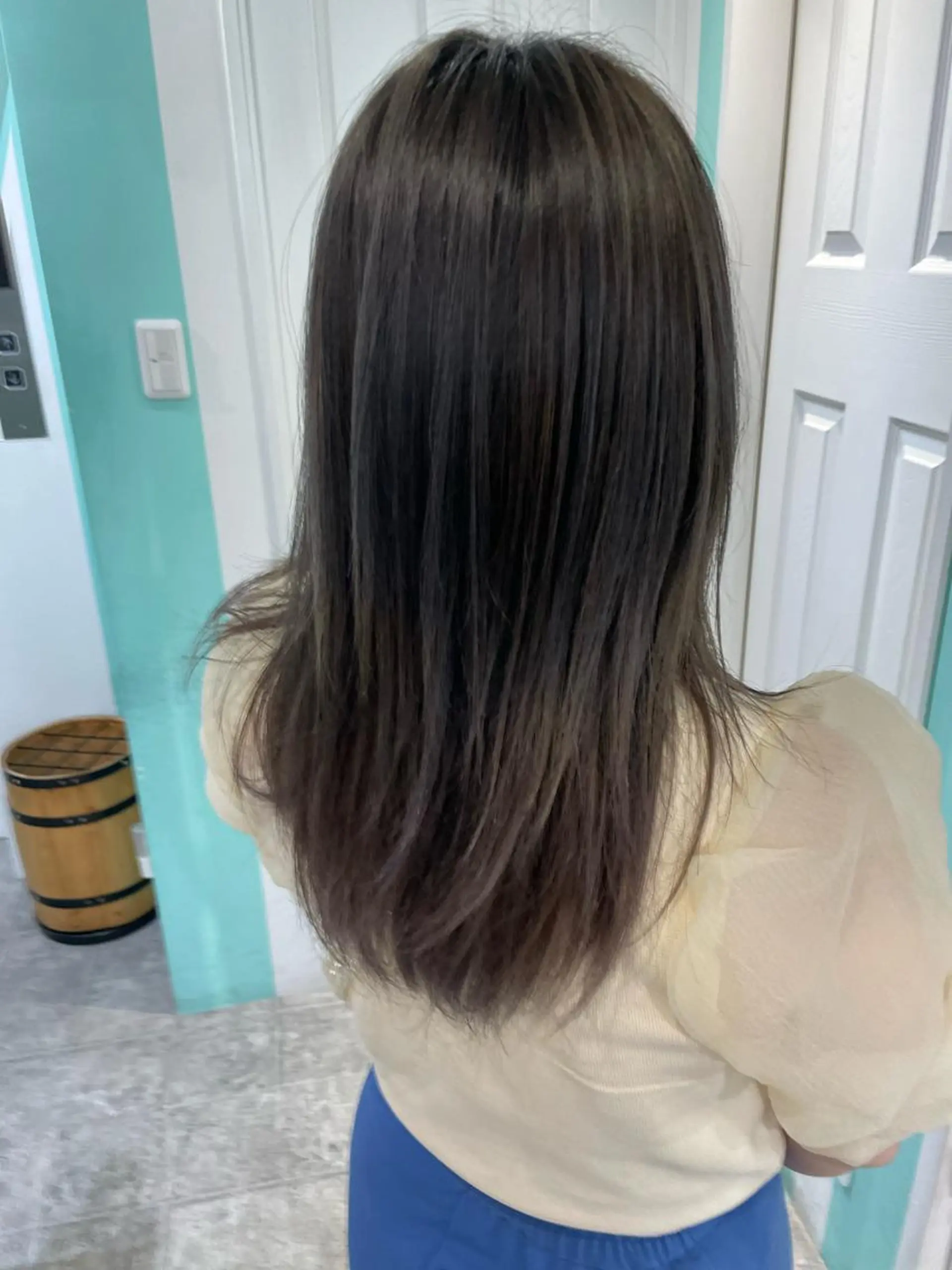 セミロング アッシュ アッシュグレー レイヤーカット 原 千景のヘアスタイル