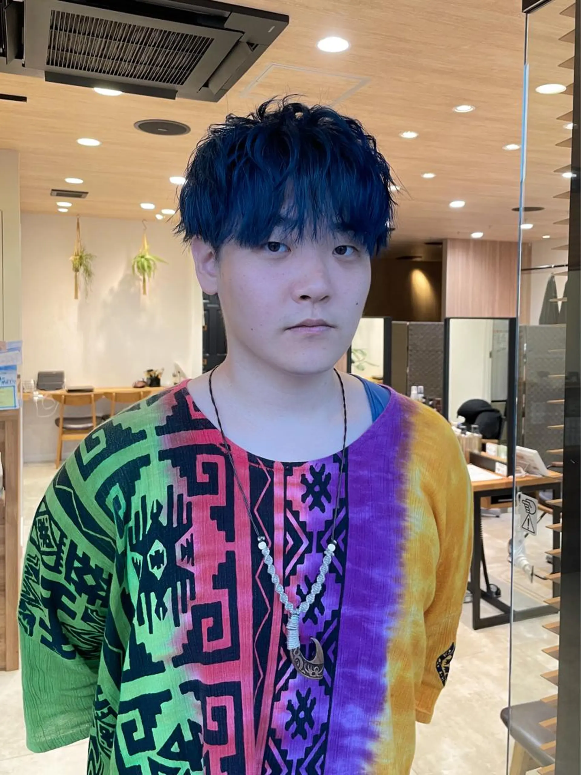 ショート カラー 黒髪 ブリーチ ブルーカラー ブルーブラック カット ダブルカラー,透け カラーHINARIのヘアスタイル