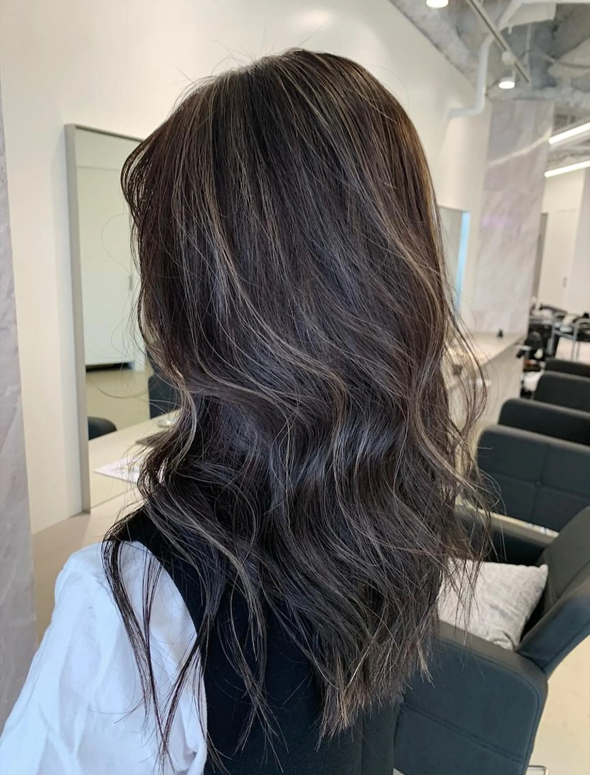 ロング ハイライト karin🪩海外風 バタフライカットのヘアスタイル