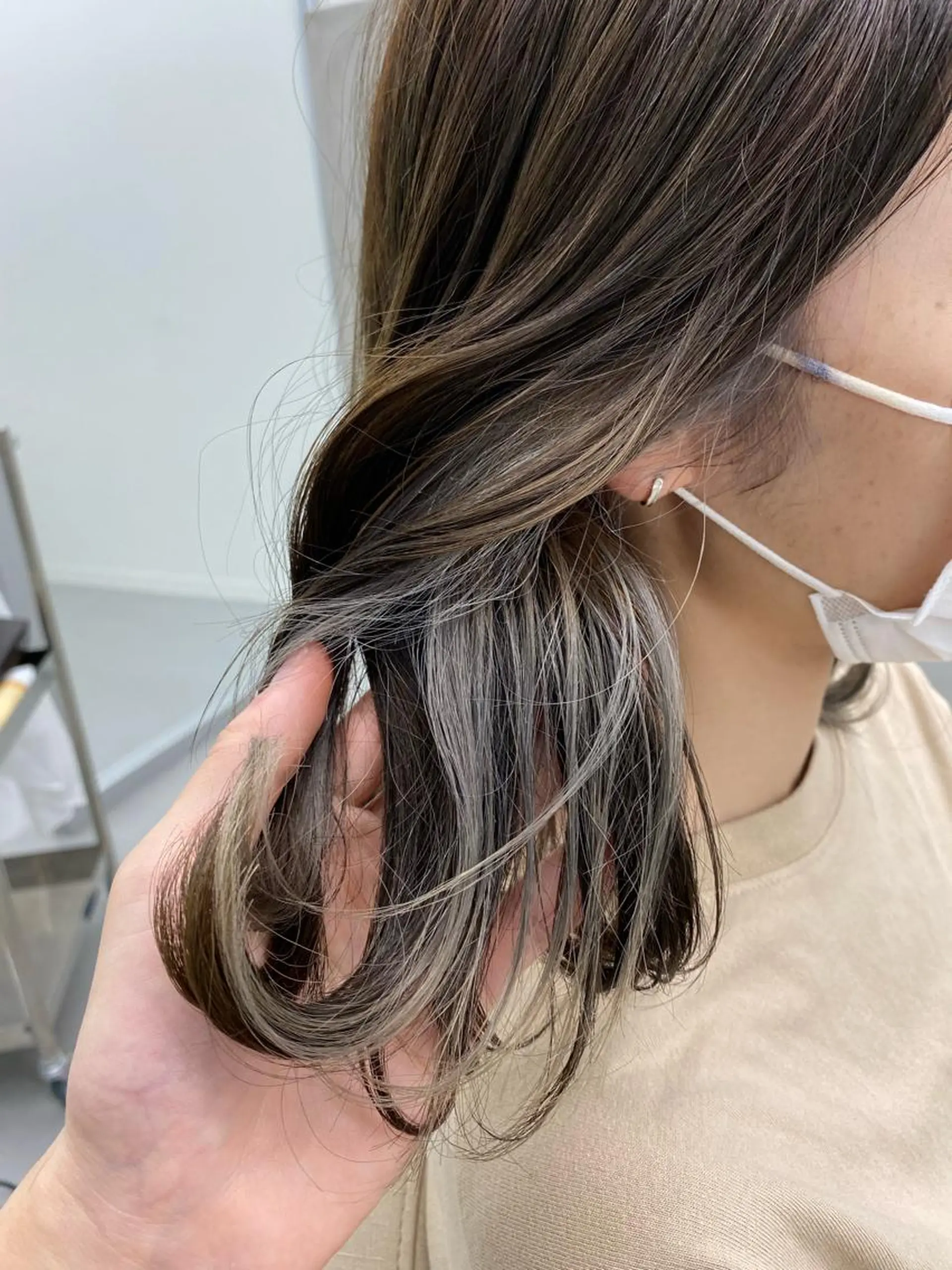 ミディアム カラー グレージュ インナーカラー 小岸 竜のヘアスタイル