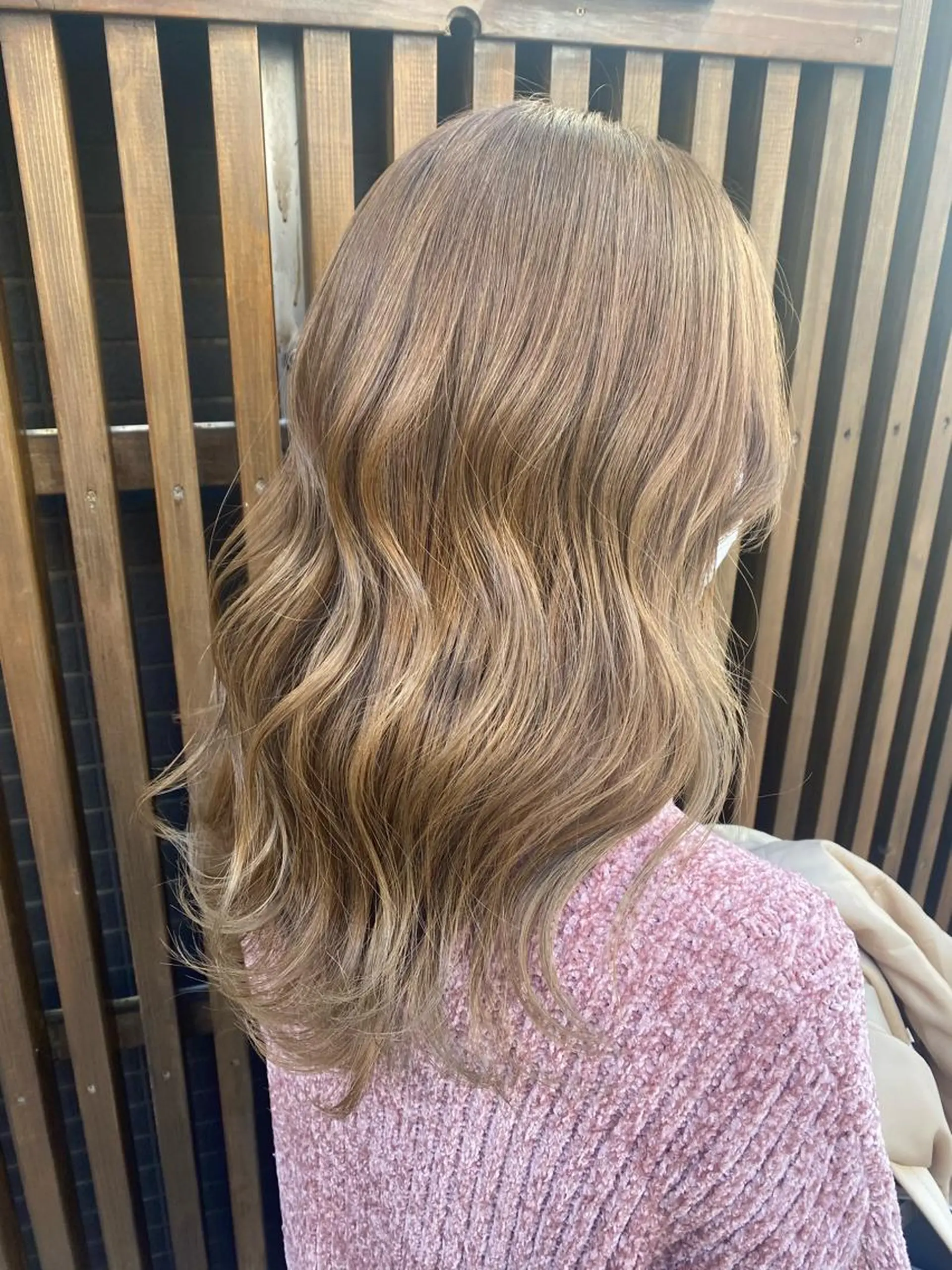 ロング カラー ベージュカラー ブリーチ ハイトーンカラー ミルクティーベージュ ブリーチなしカラー 女性目線でつくる ショートayakaのヘアスタイル