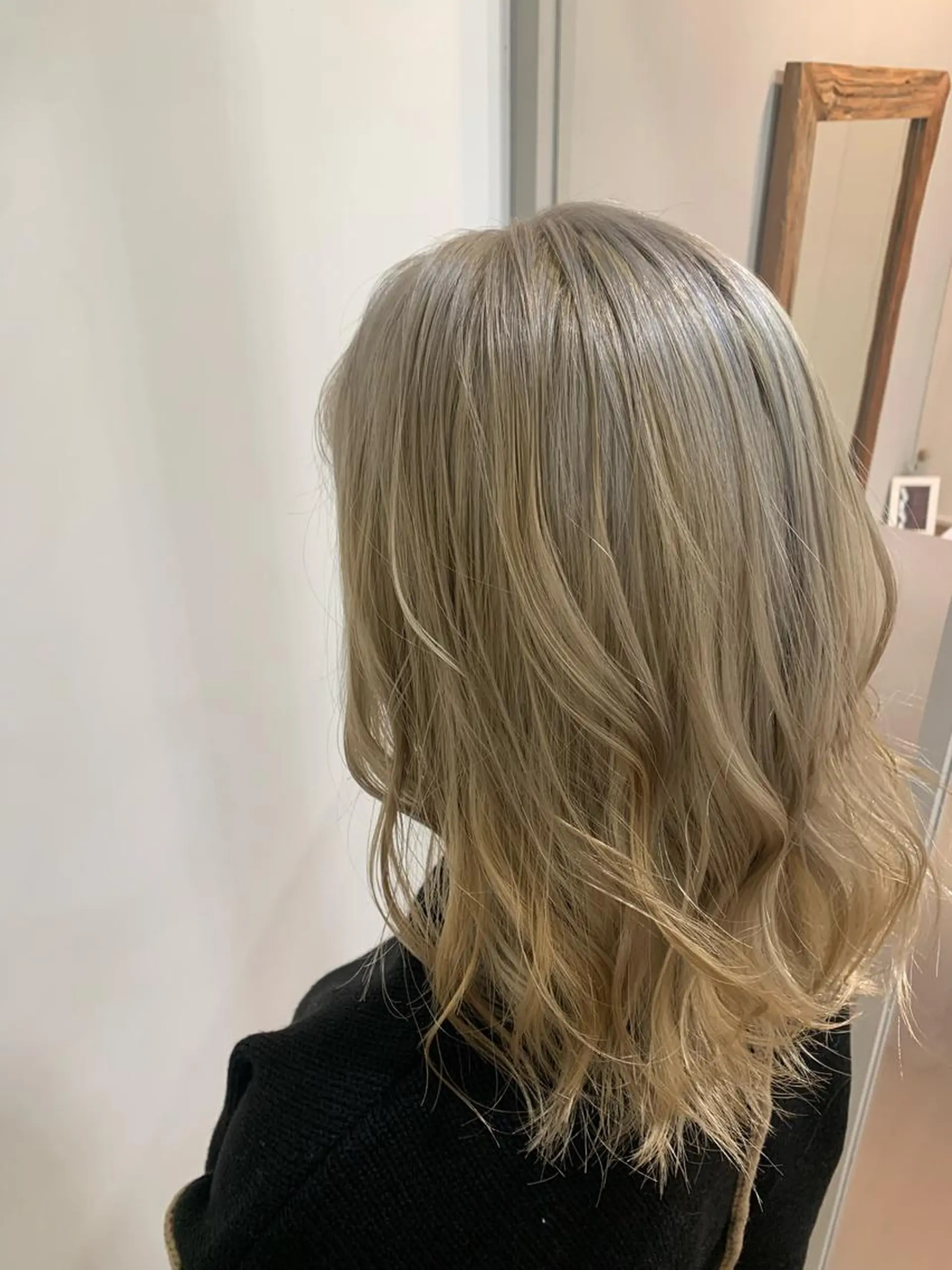 ミディアム カラー ベージュカラー ブリーチ ハイトーンカラー ホワイトベージュ ヘアカラー あべ ゆうかのヘアスタイル