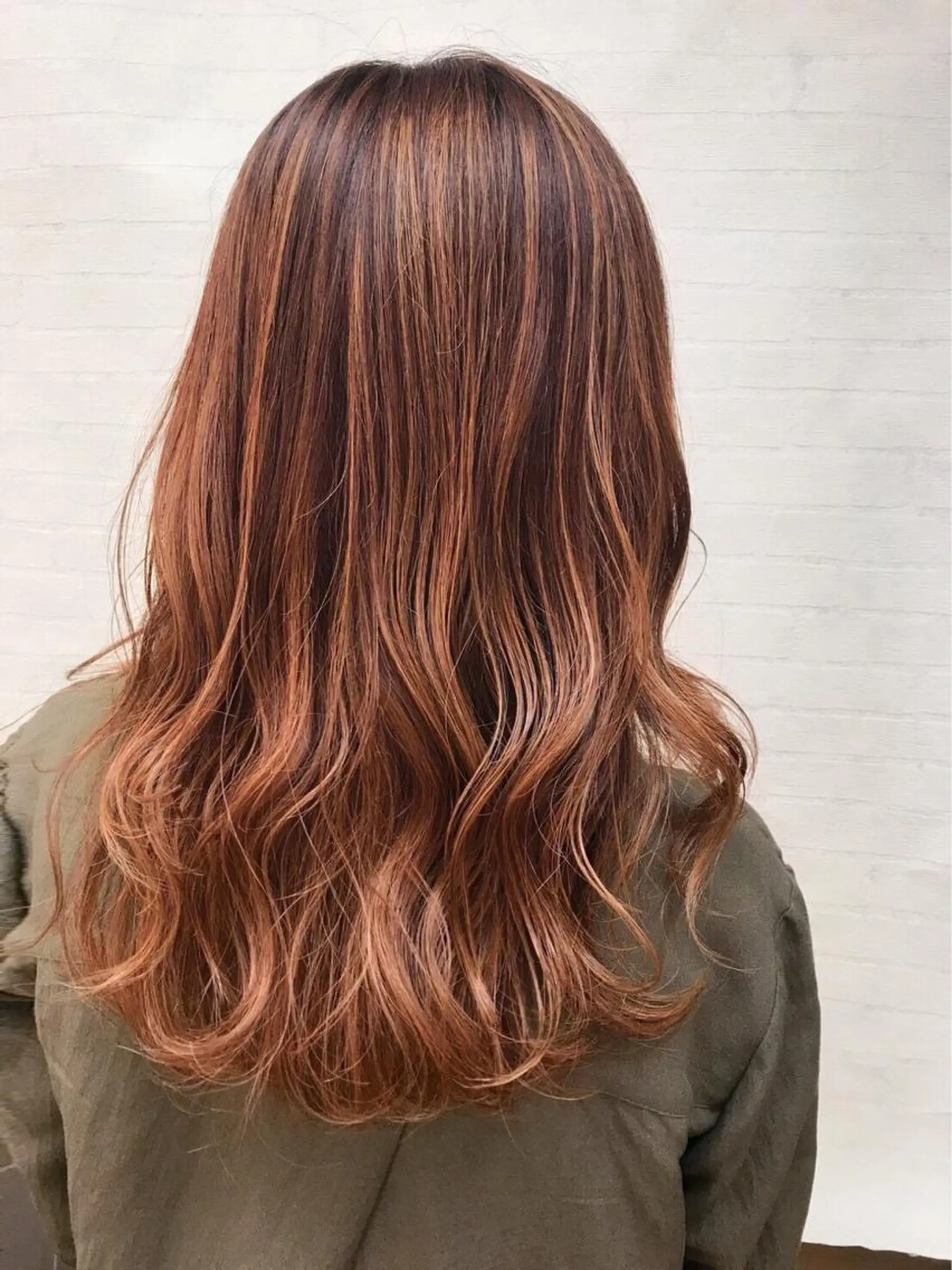 ロング カラー ブリーチ ブラウンカラー グラデーションカラー オレンジ オレンジブラウン ぱつっとボブ/ 小野あかねのヘアスタイル