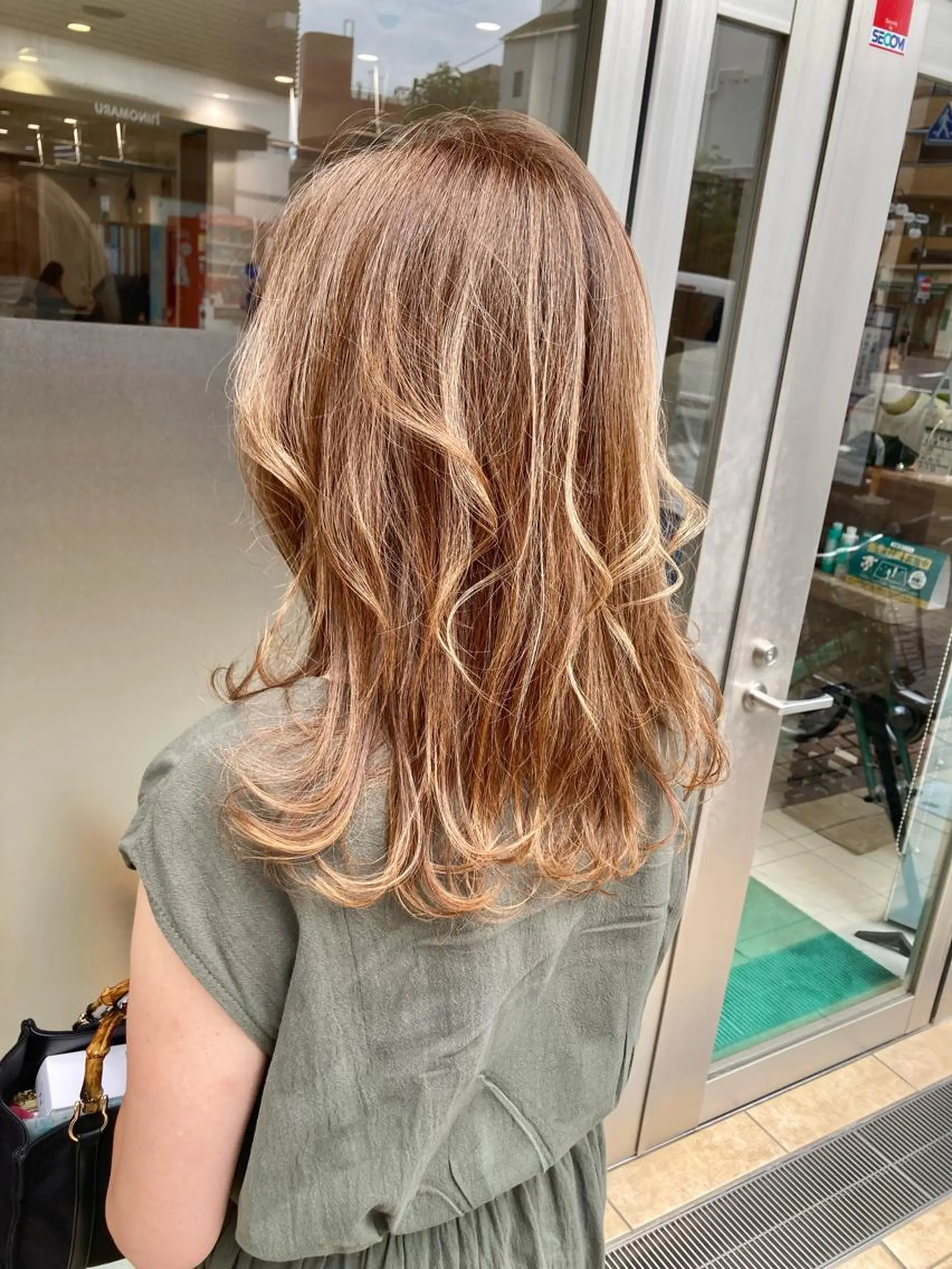 ロング カット ヘアカラー 低ダメ高明度 低ダメ高明度ハイトンのヘアスタイル