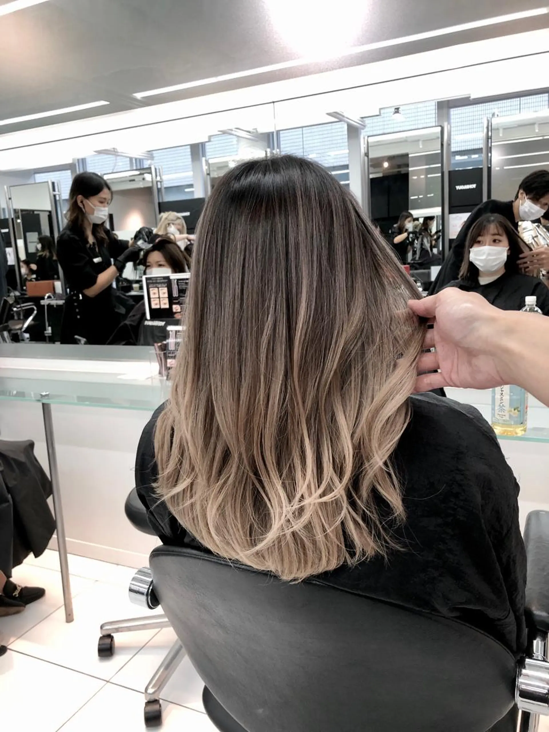 ロング カラー バレイヤージュ レイヤーカット 白髪ぼかしモデル募集 赤岡翔太のヘアスタイル