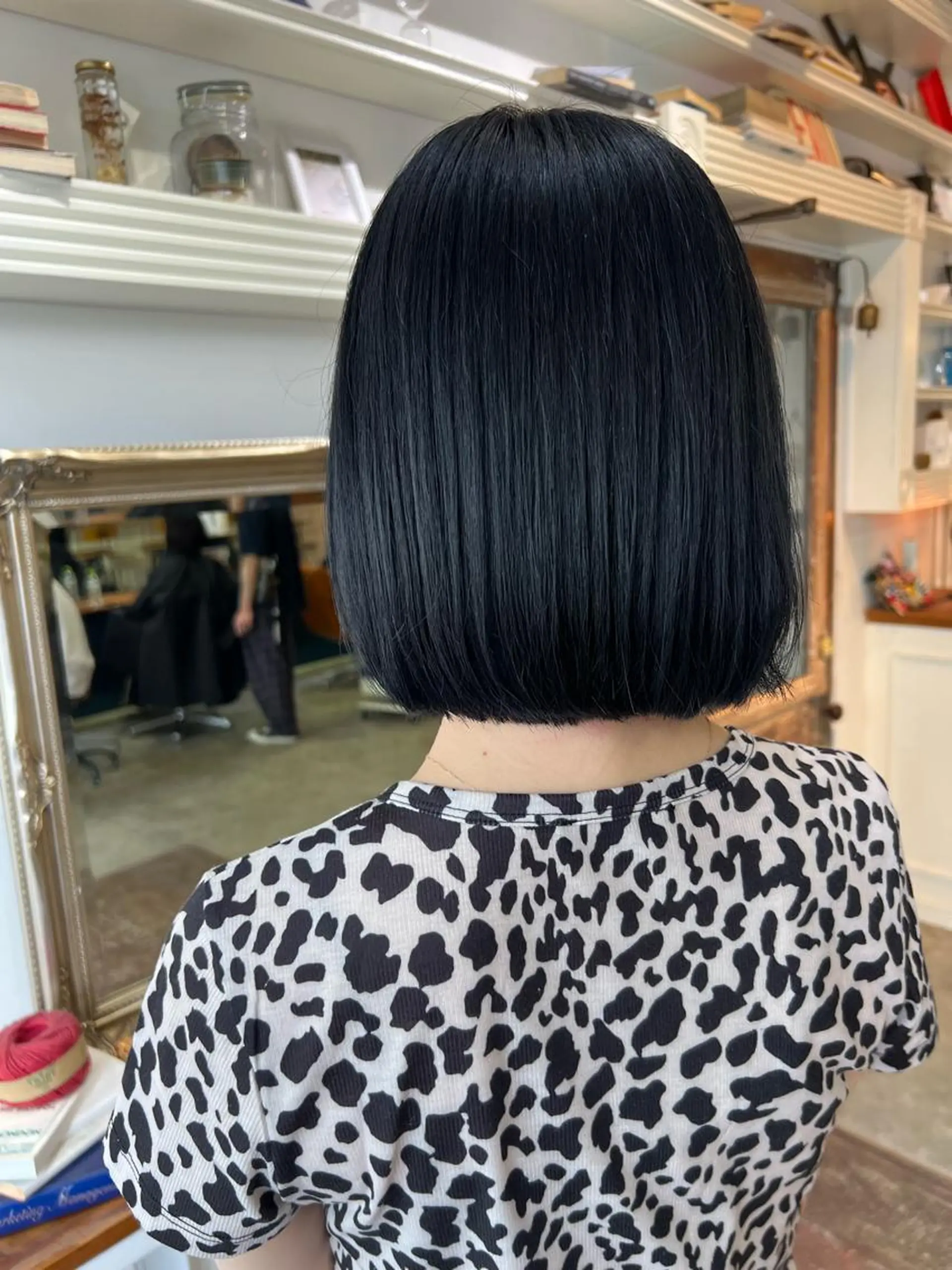 ショート カラー 黒髪 ブルーカラー ブルーブラック カット 縮毛矯正 トリートメント オカベ ショウマのヘアスタイル